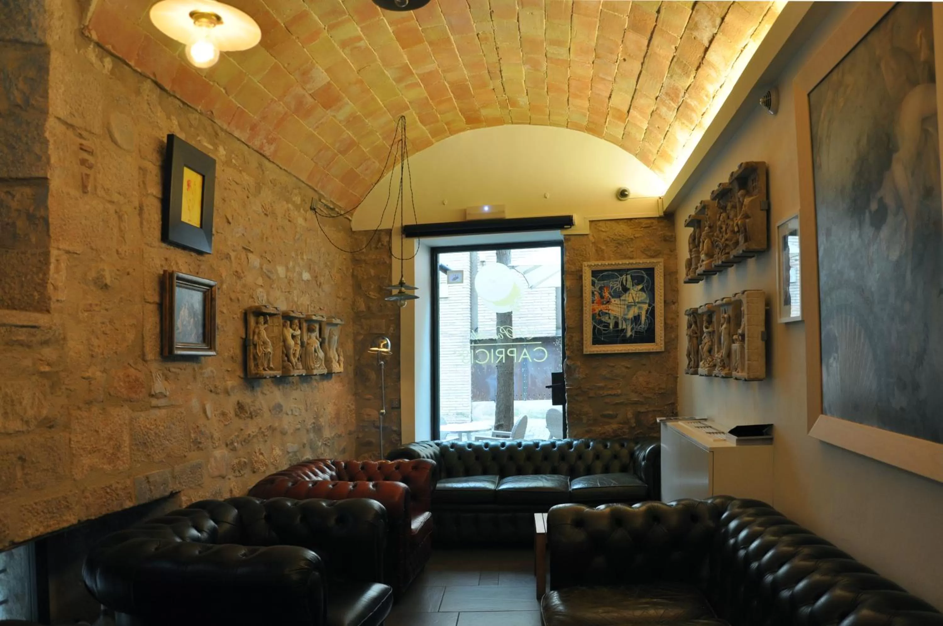 Communal lounge/ TV room in Hotel Museu Llegendes de Girona