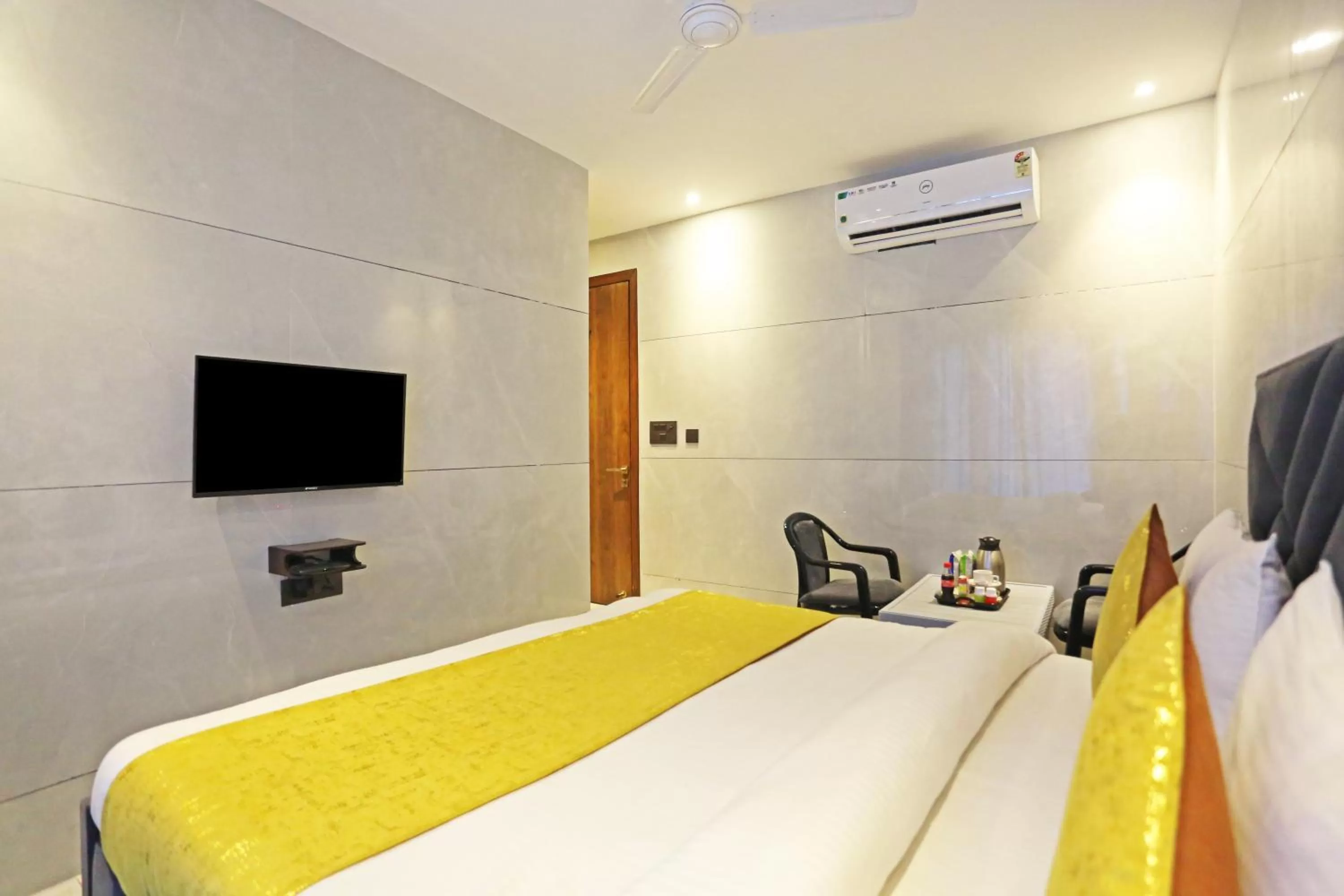 Communal lounge/ TV room, Bed in Frankstay By Hotel Preet in 05 mints walking Distance Nizamuddin Railway Station