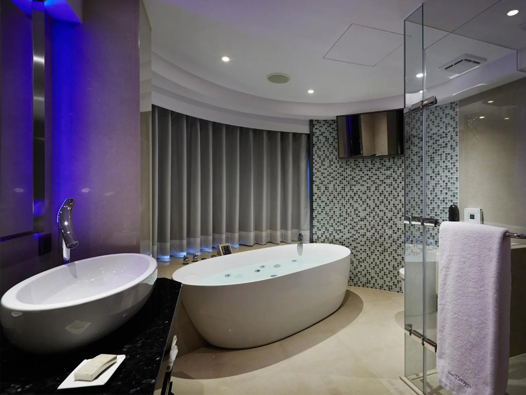 Toilet in The Tango Hotel Taipei FuHsing