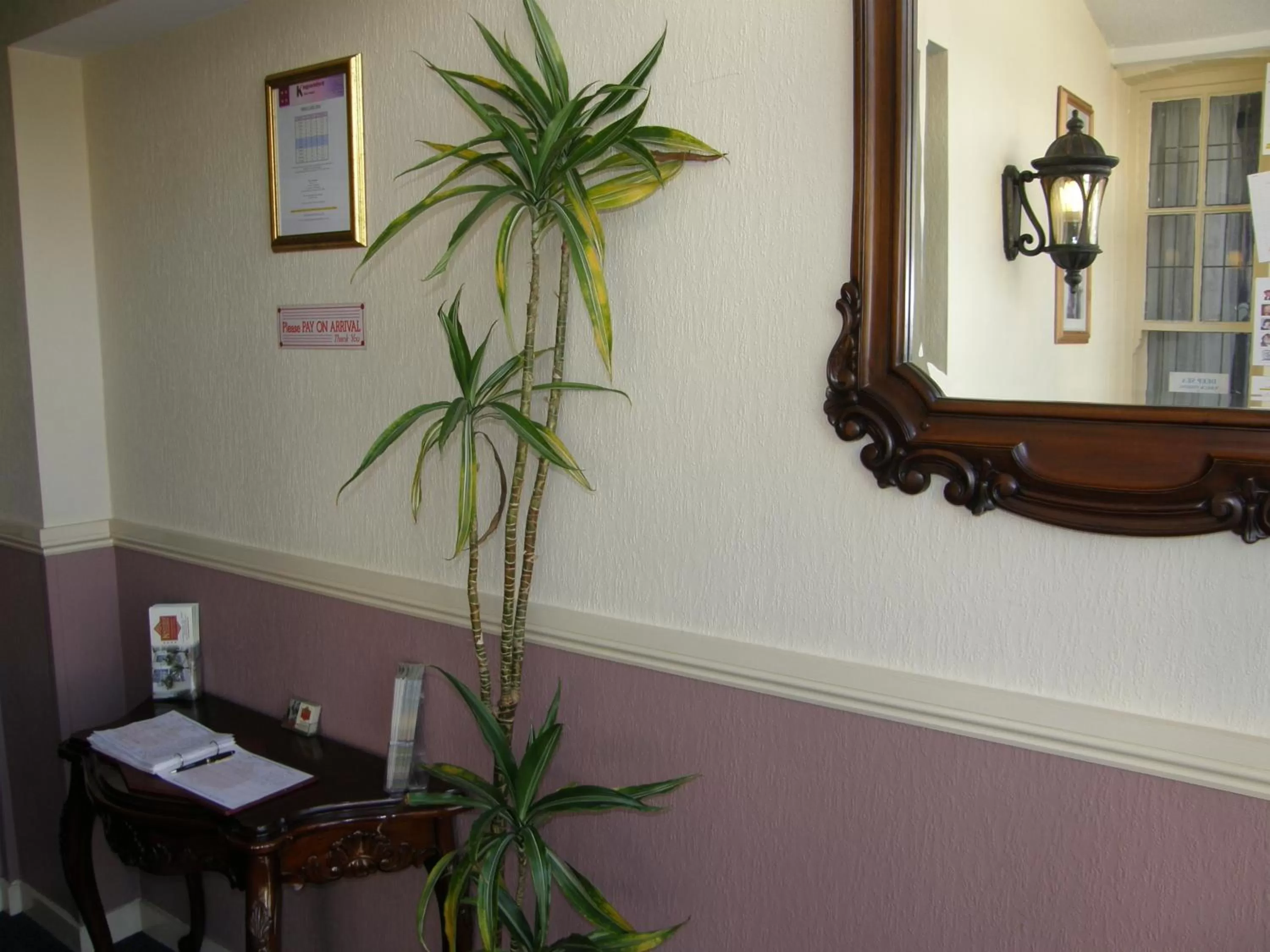 Lobby or reception in Kingswinford Guest House with Free Parking