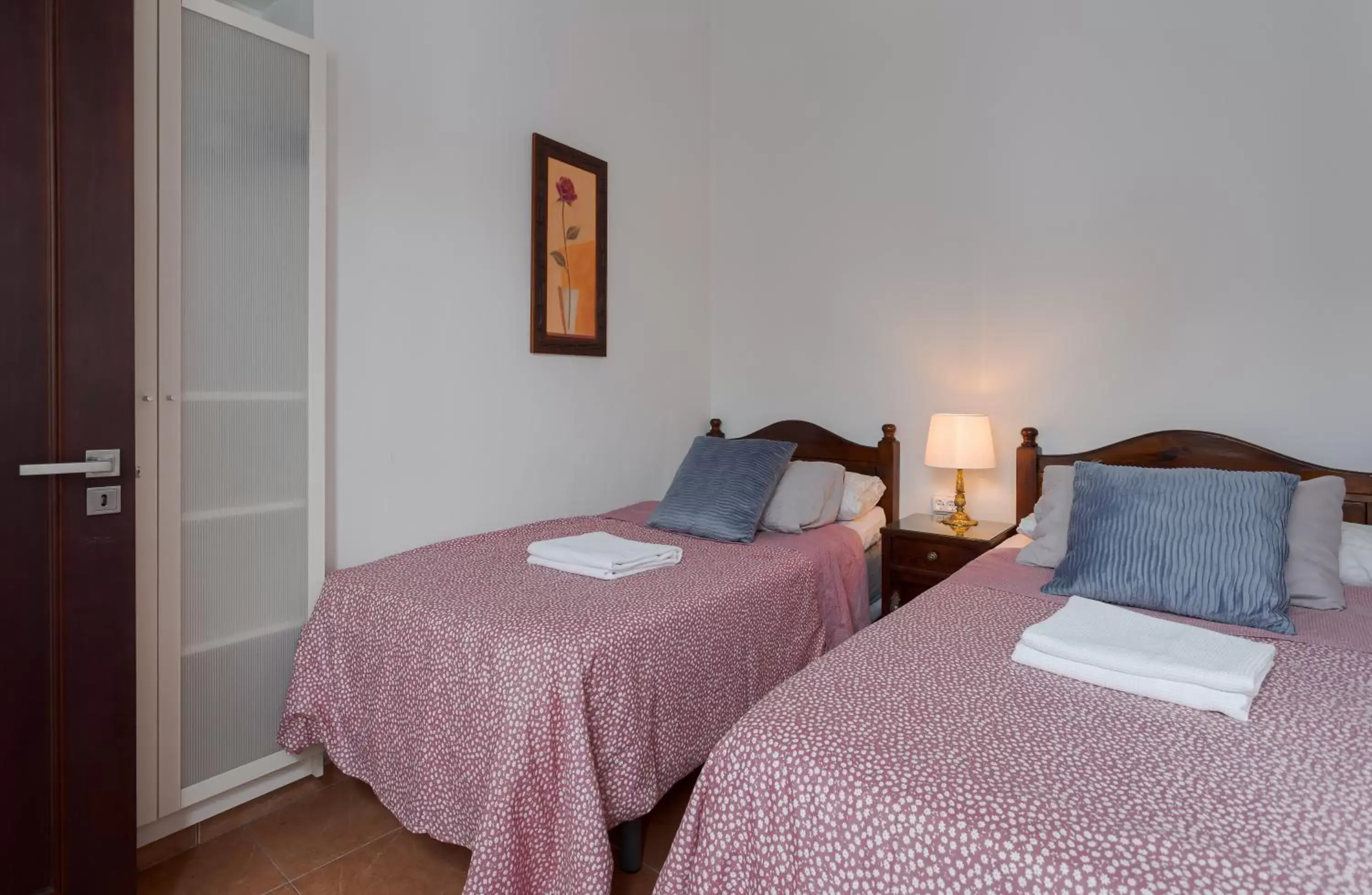 Twin Room with Shared Bathroom - single occupancy in Santa Ana Suite & Rooms Twin Room with Shared Bathroom - single occupancy in Santa Ana Suite & Rooms