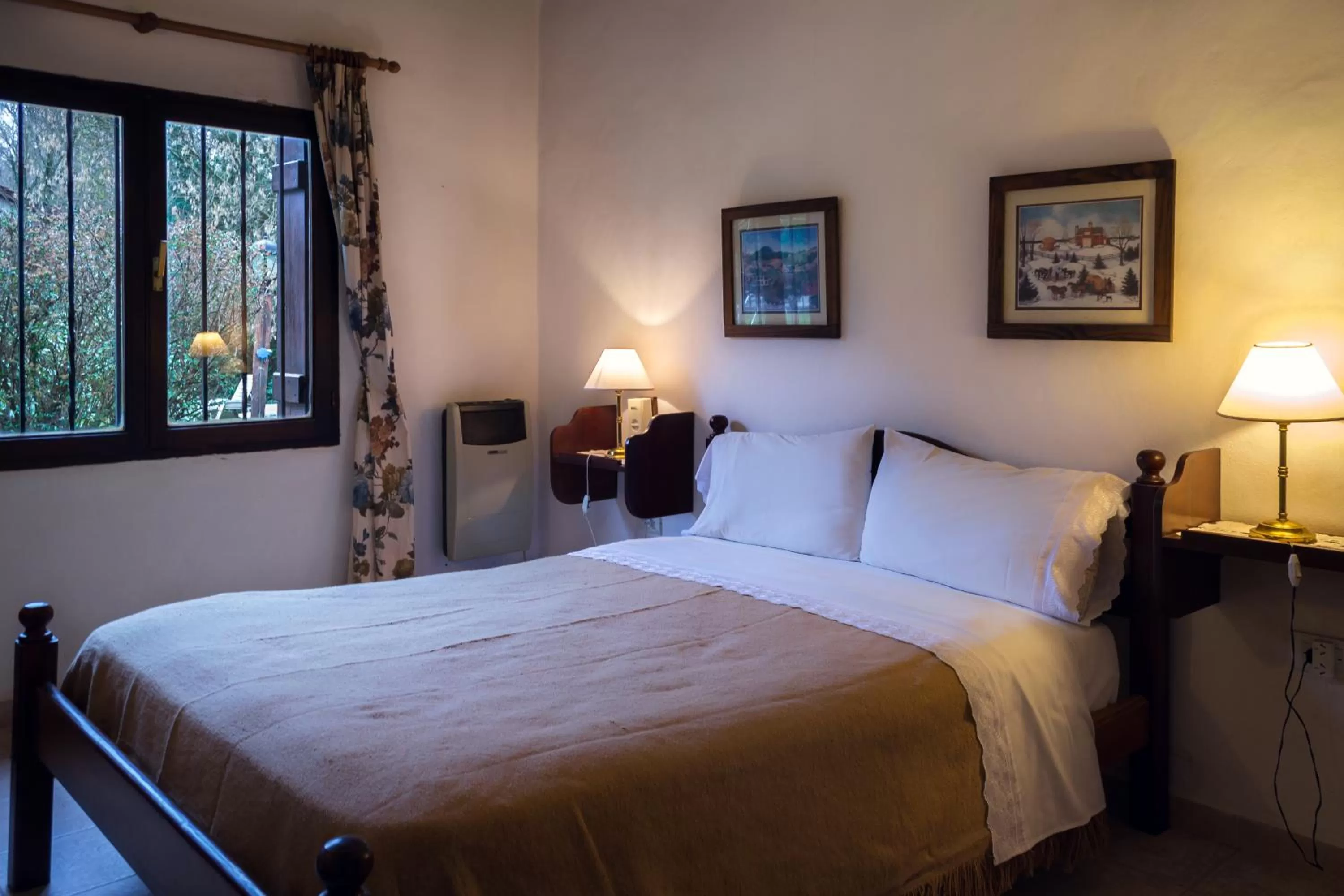 Photo of the whole room, Bed in La Posada de Akasha