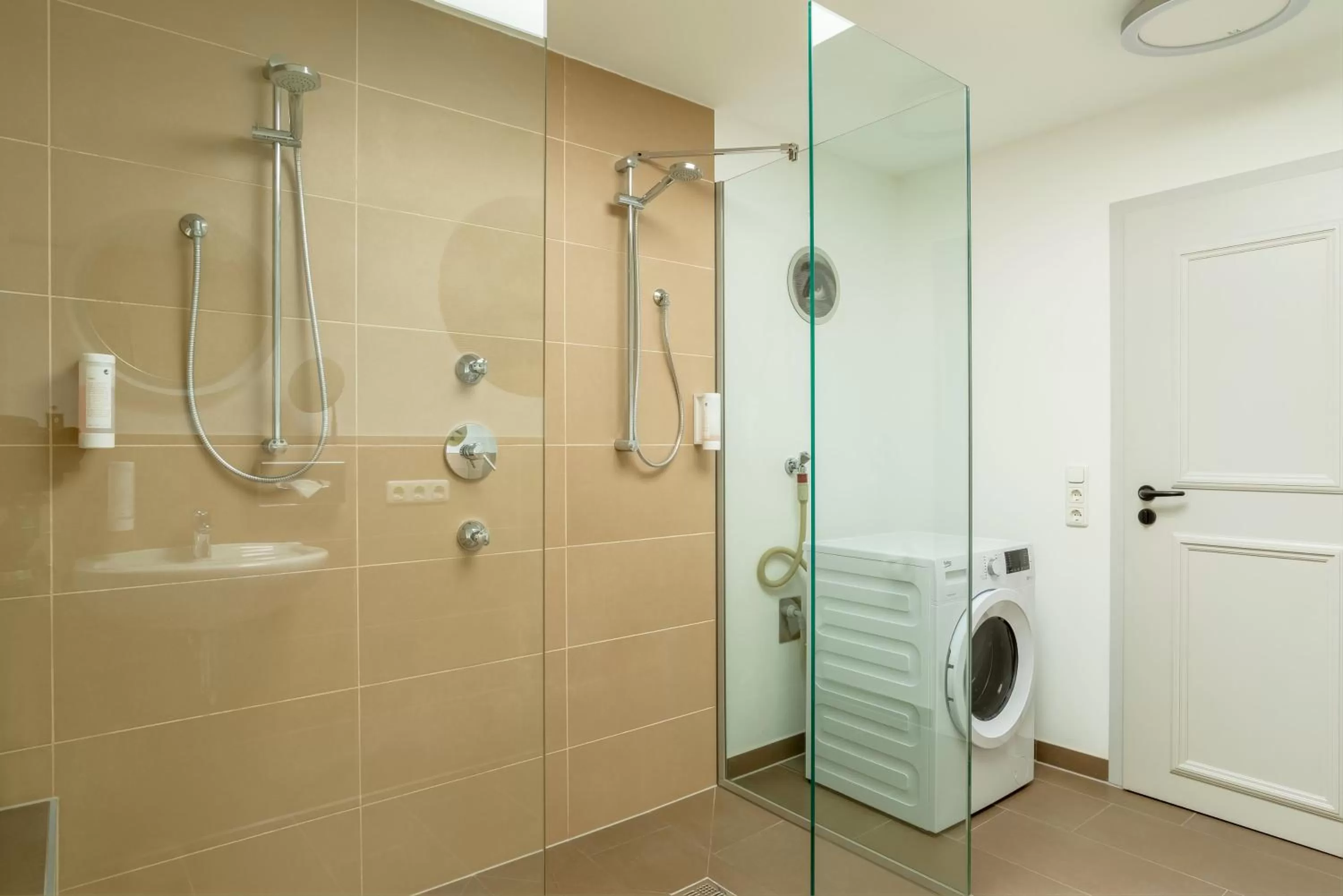 Shower in ANA Living Augsburg City Center by Arthotel ANA - Self-Service-Hotel
