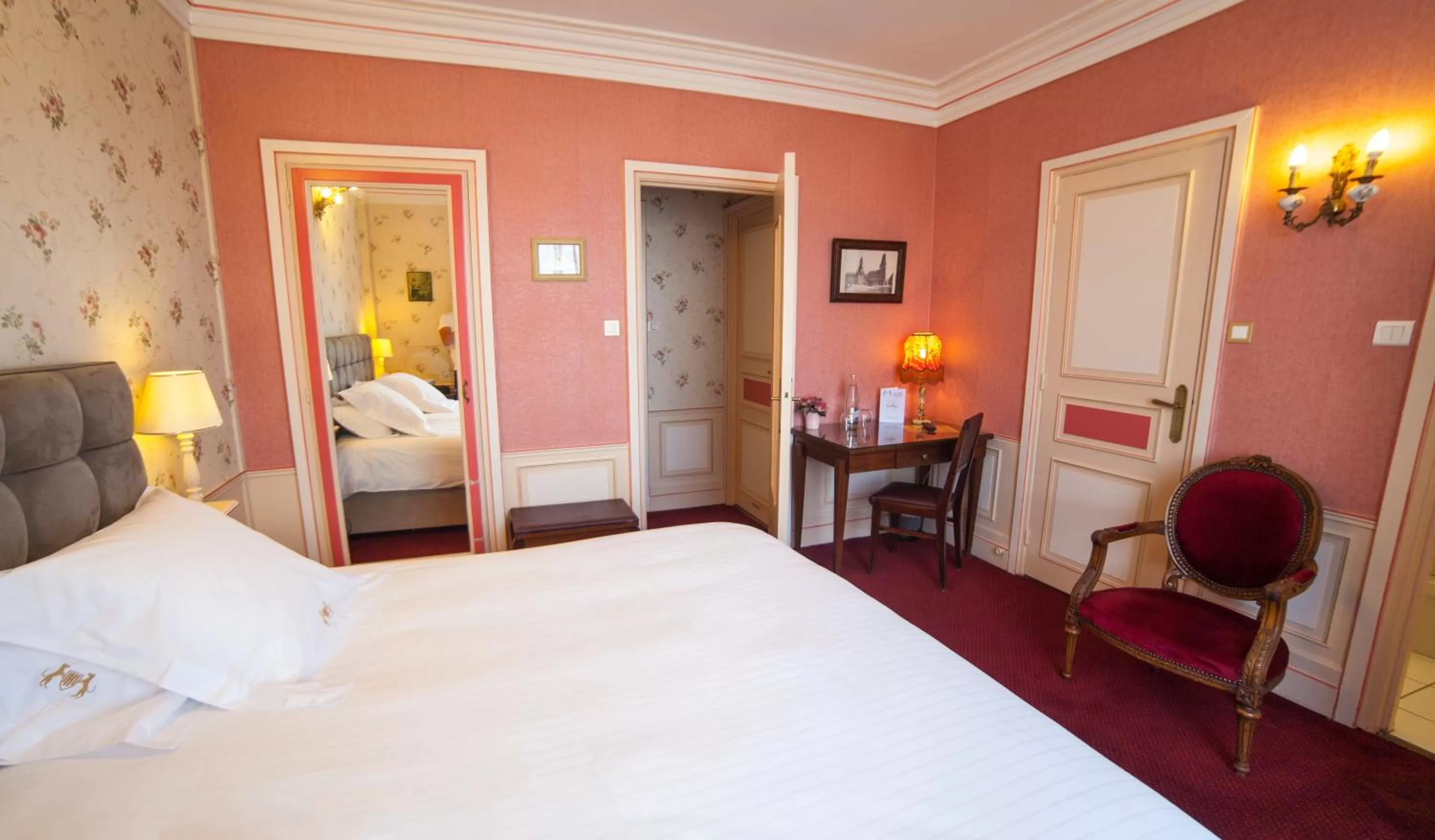 Bedroom, Bed in Hotel Meurice
