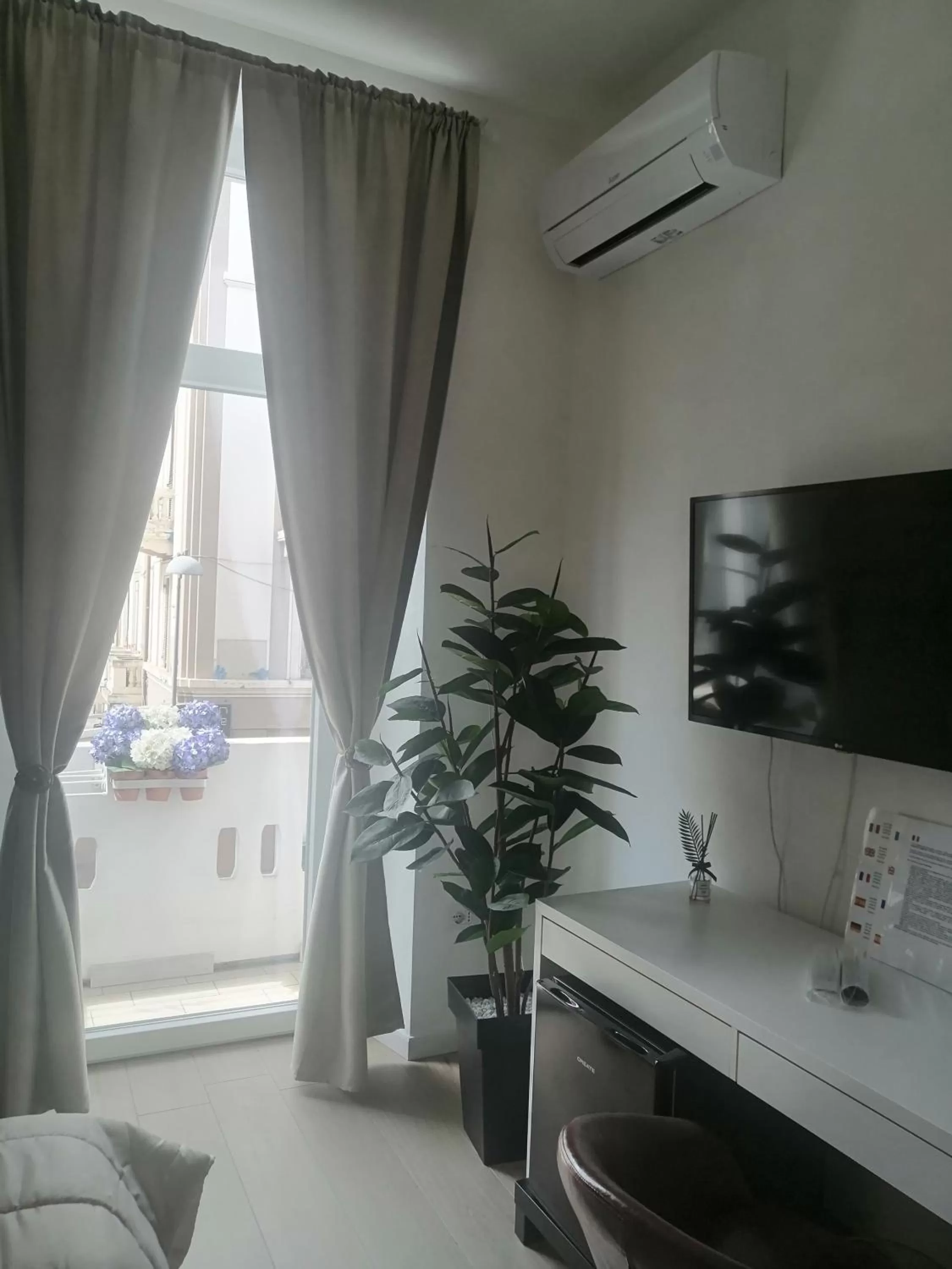 TV and multimedia, TV/Entertainment Center in Luxury Rooms Paoli 19