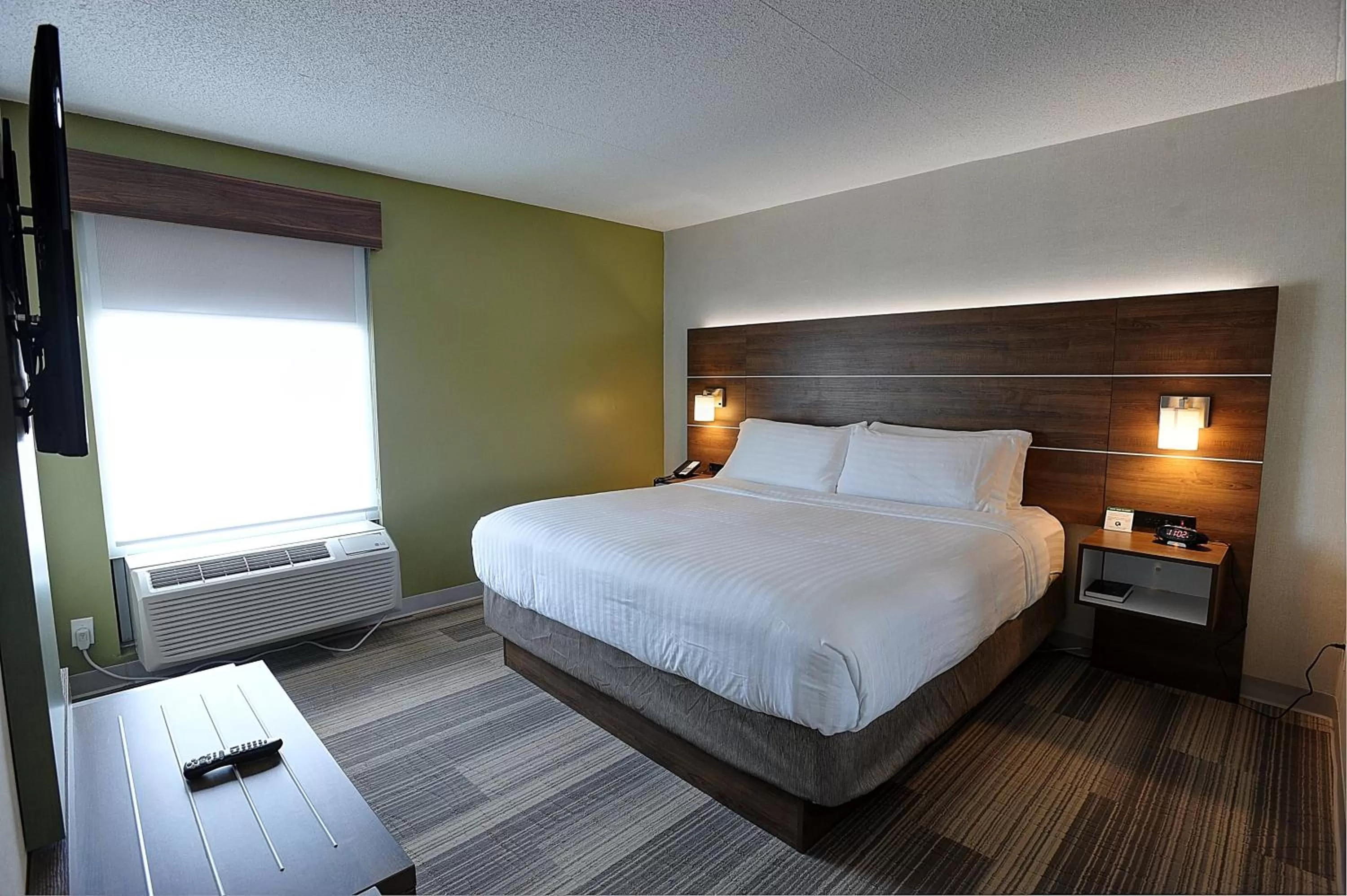 Photo of the whole room, Bed in Holiday Inn Express & Suites Toronto Airport West by IHG