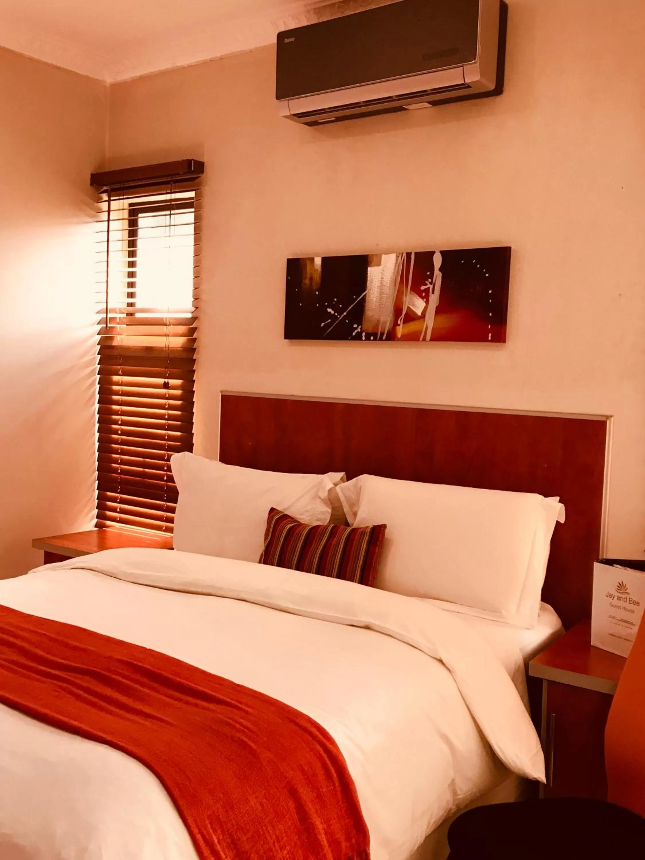 Bed in Jay and Bee Guesthouse