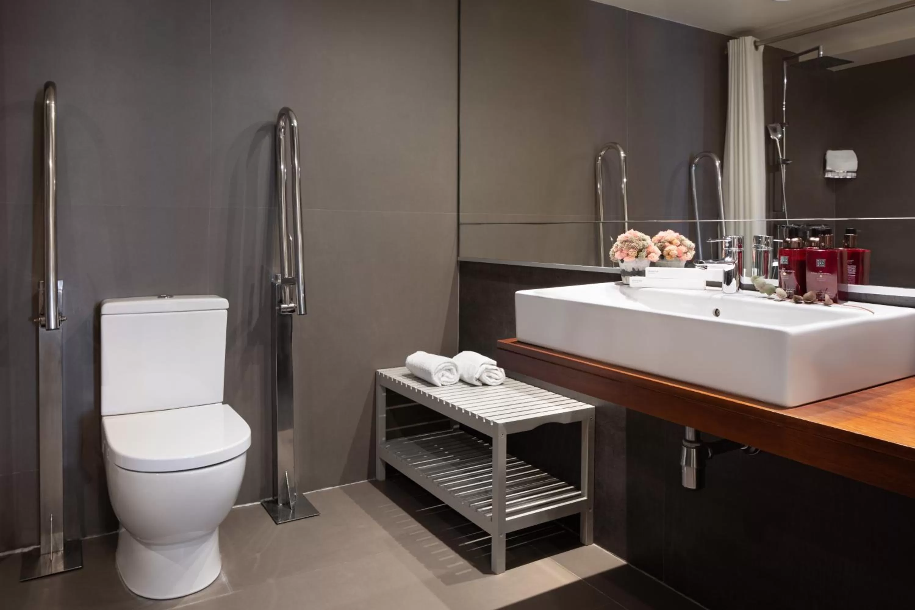 Bathroom in Duquesa Suites Landmark Hotel by Grup Duquessa
