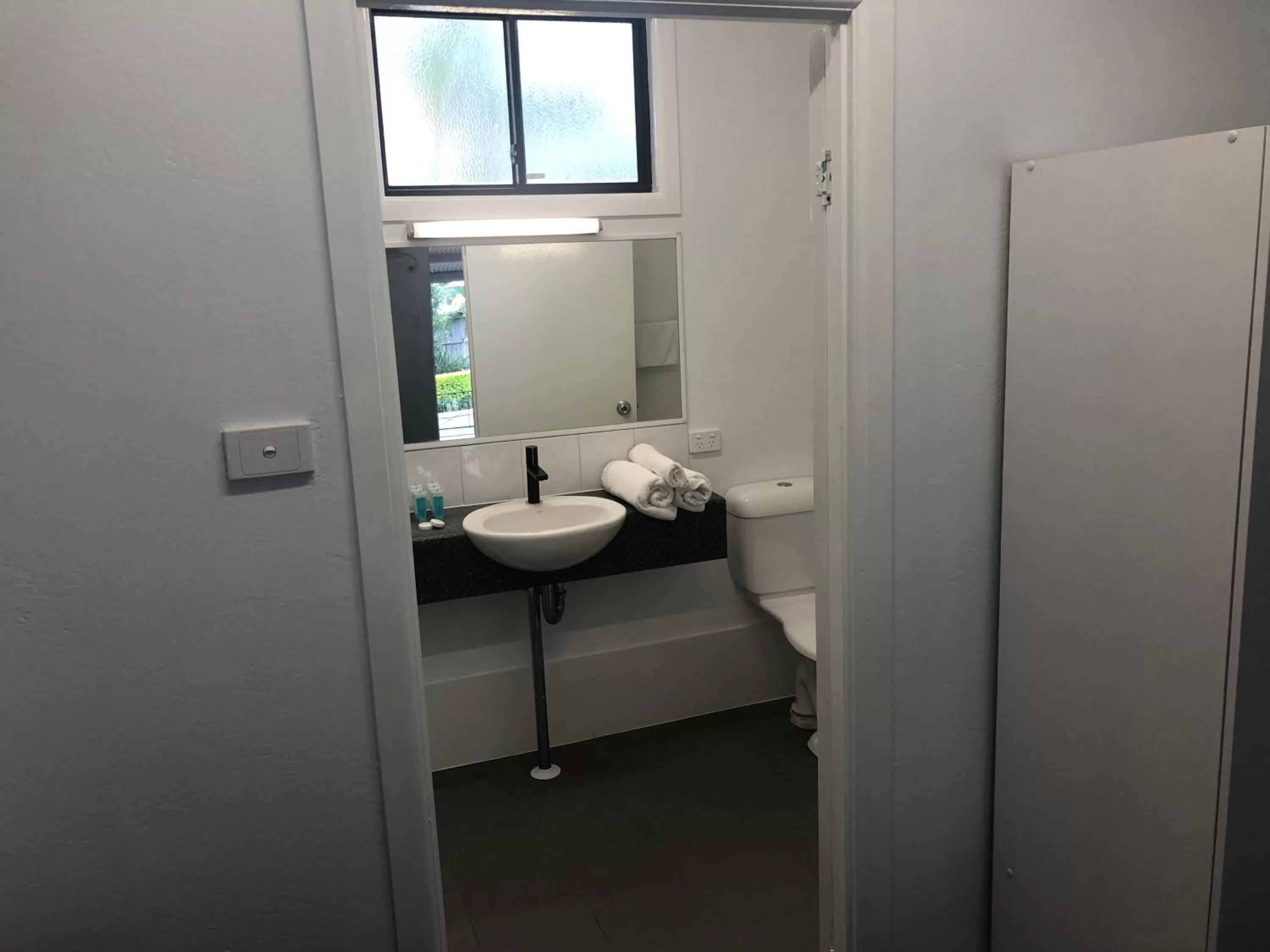 Bathroom in Darra Motel & Conference Centre
