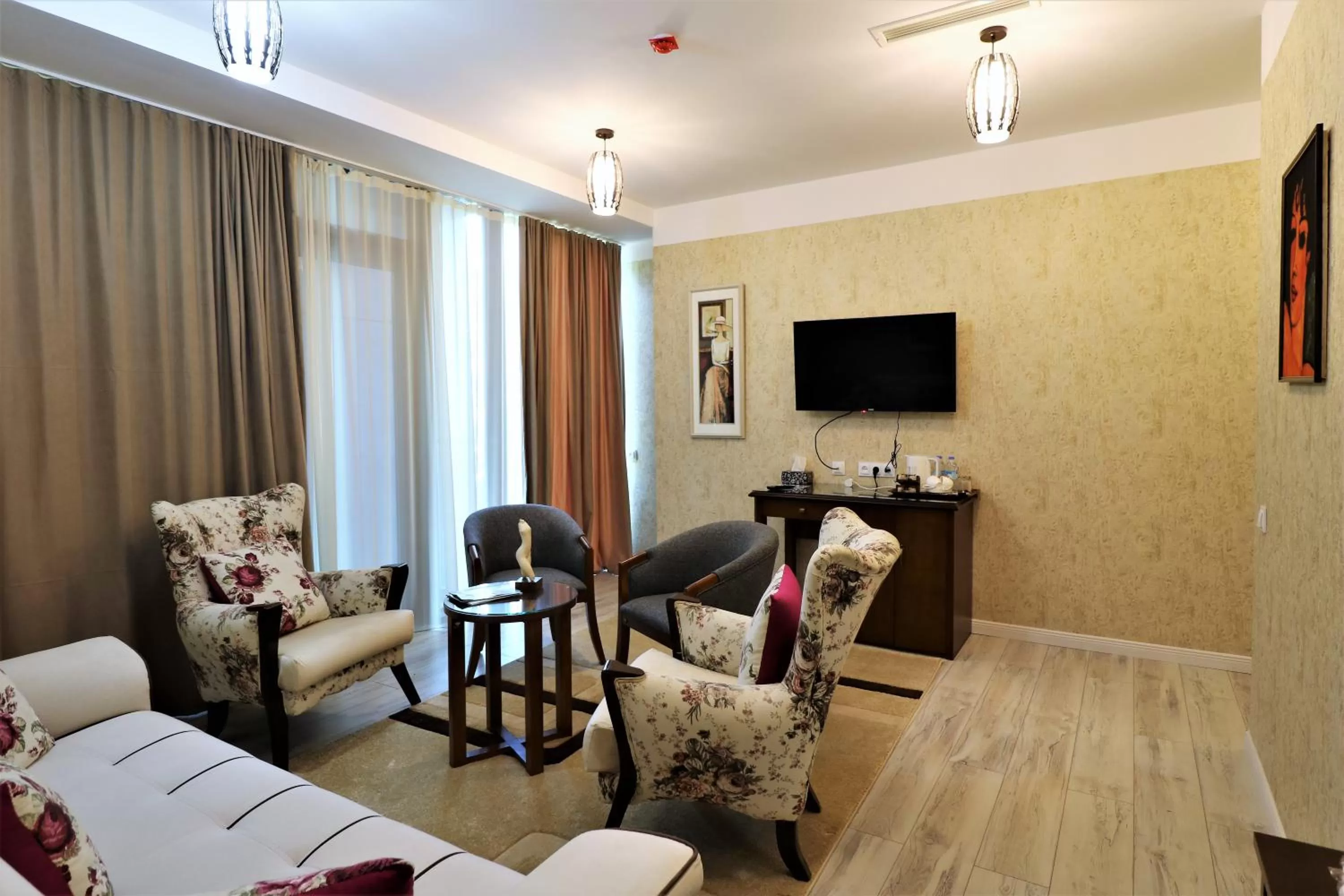 Living room, Bed in Hotel Liberty Theatre