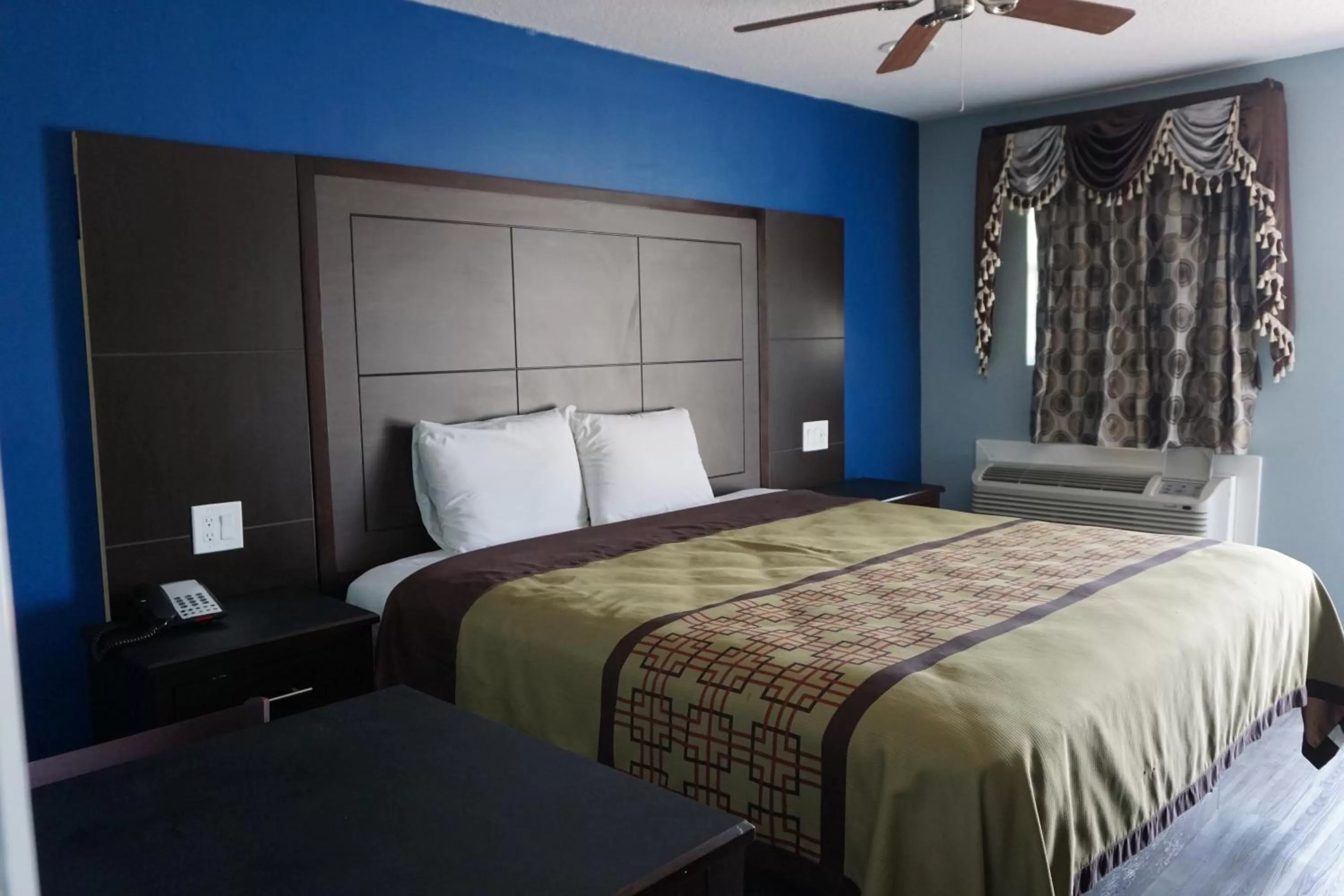 Photo of the whole room, Bed in Star Light Inn