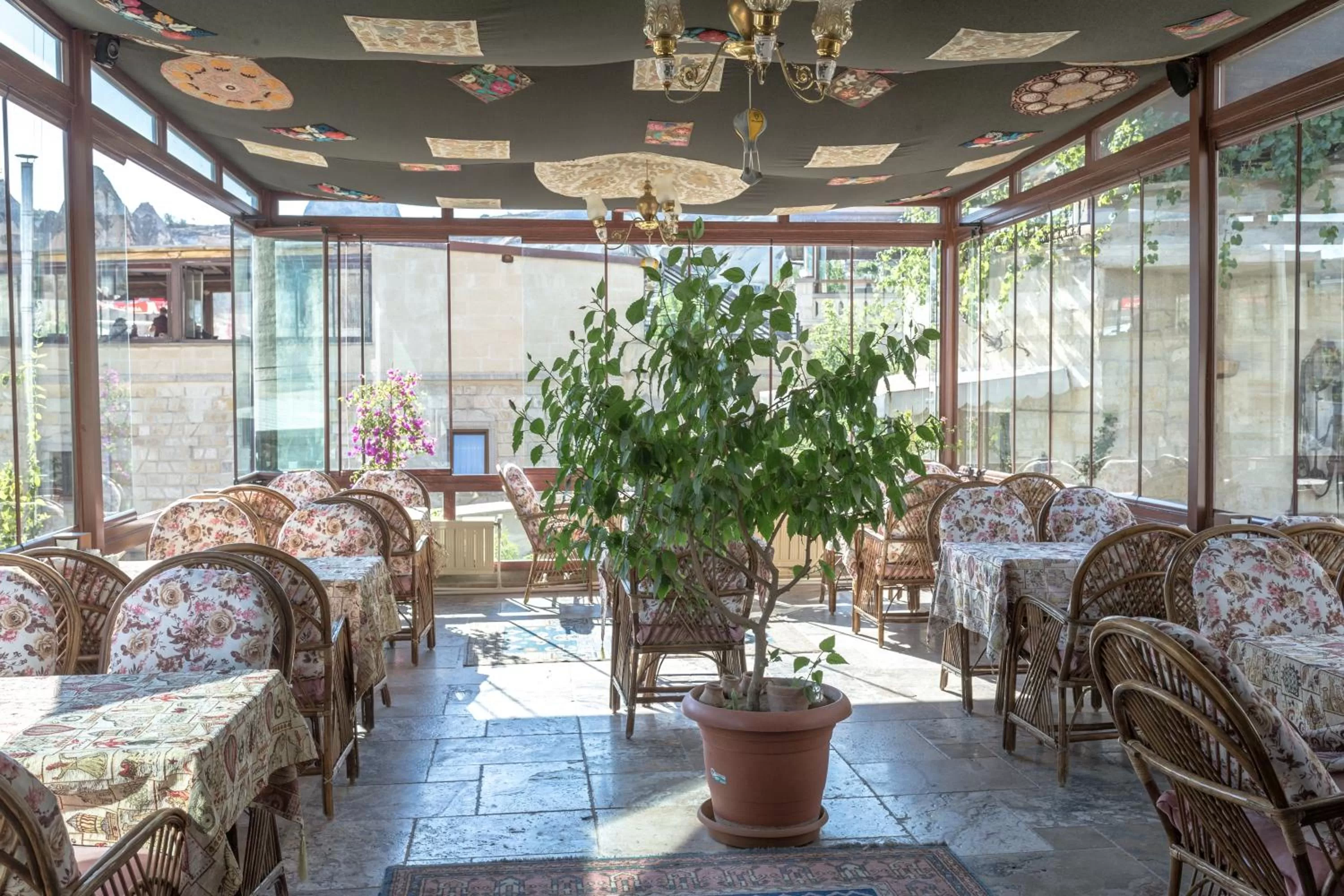 Restaurant/places to eat in Hidden Cave Hotel