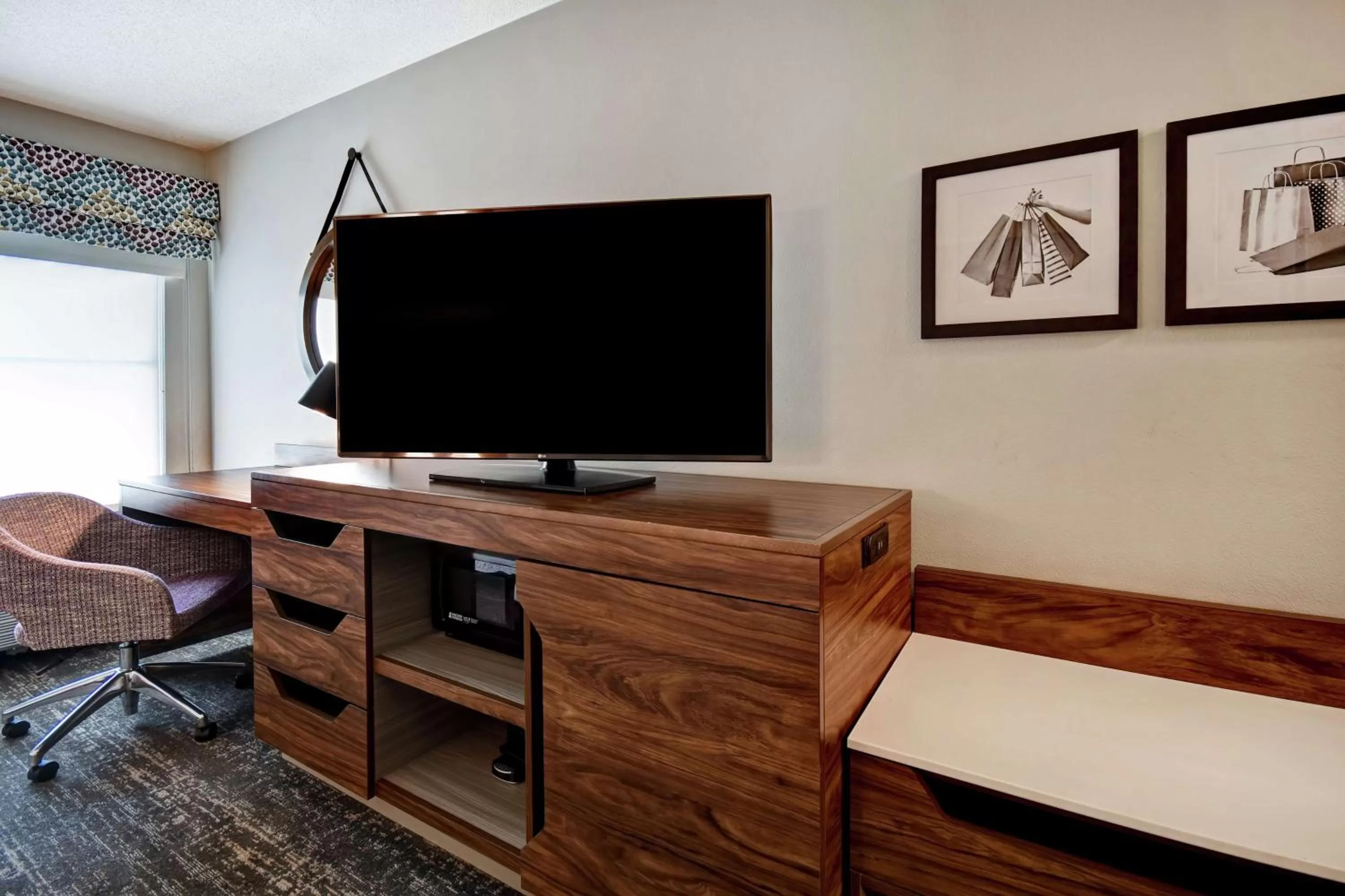 Bedroom in Hampton Inn Atlanta-Mall Of Georgia