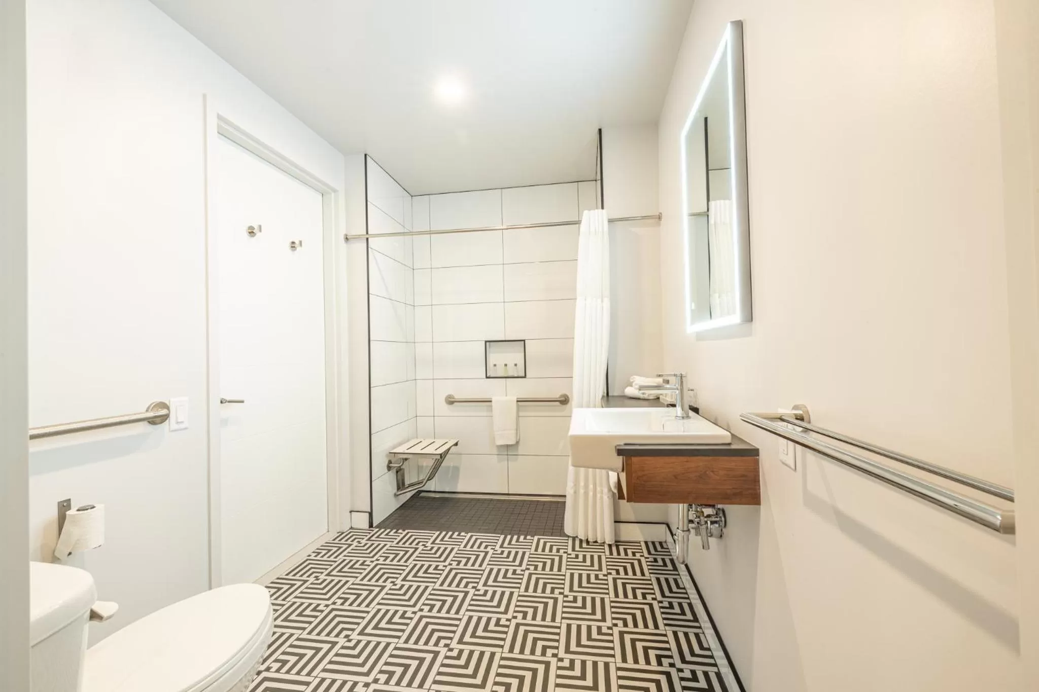 Shower in Hôtel Manoir Vieux-Québec