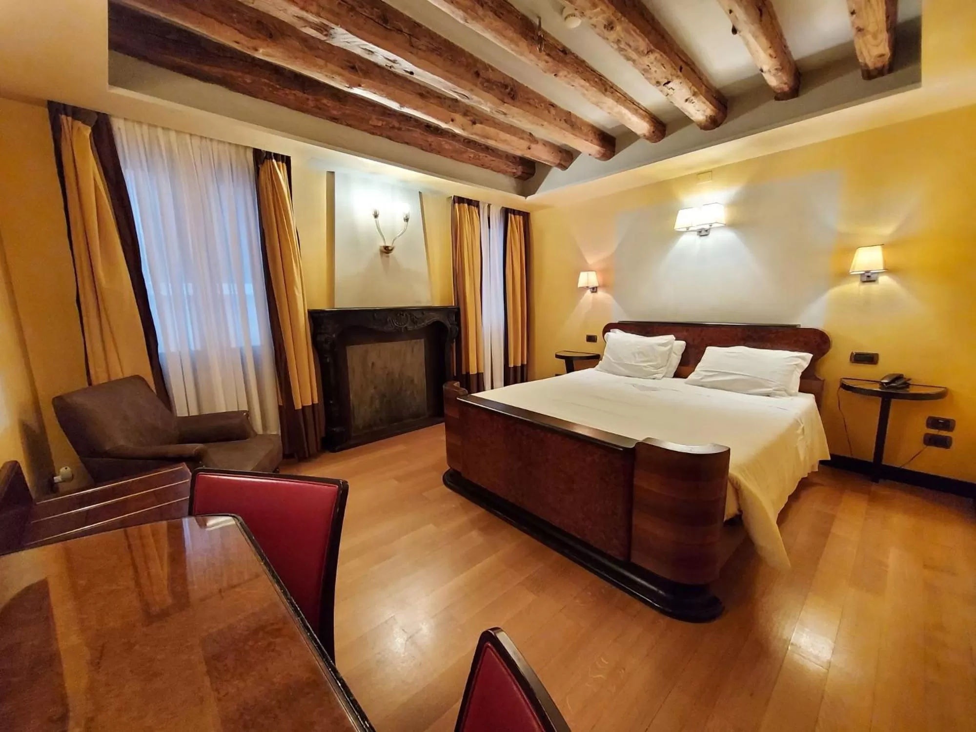 Bedroom, Bed in Hotel Saturnia & International