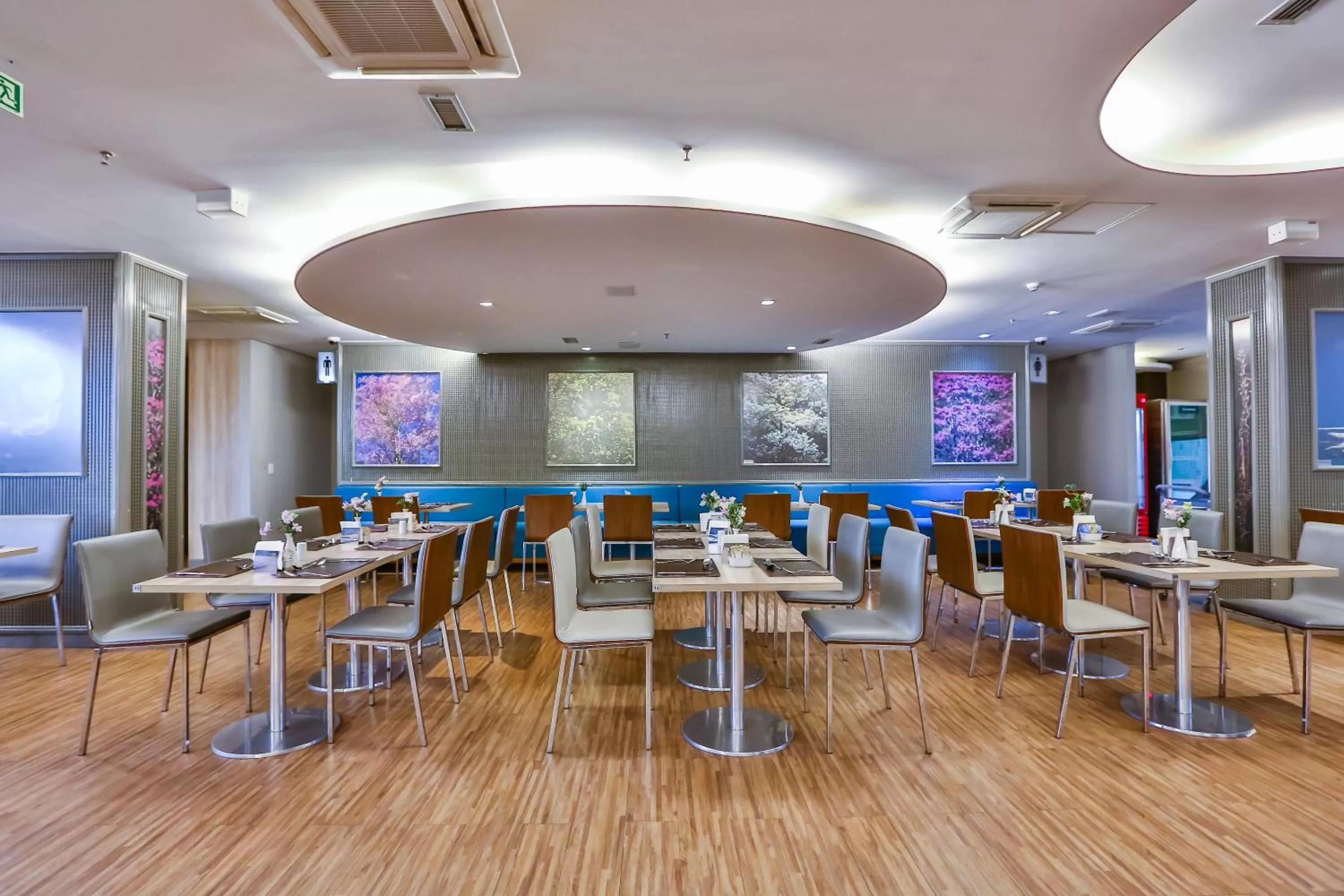 Restaurant/places to eat in St Paul Plaza Hotel