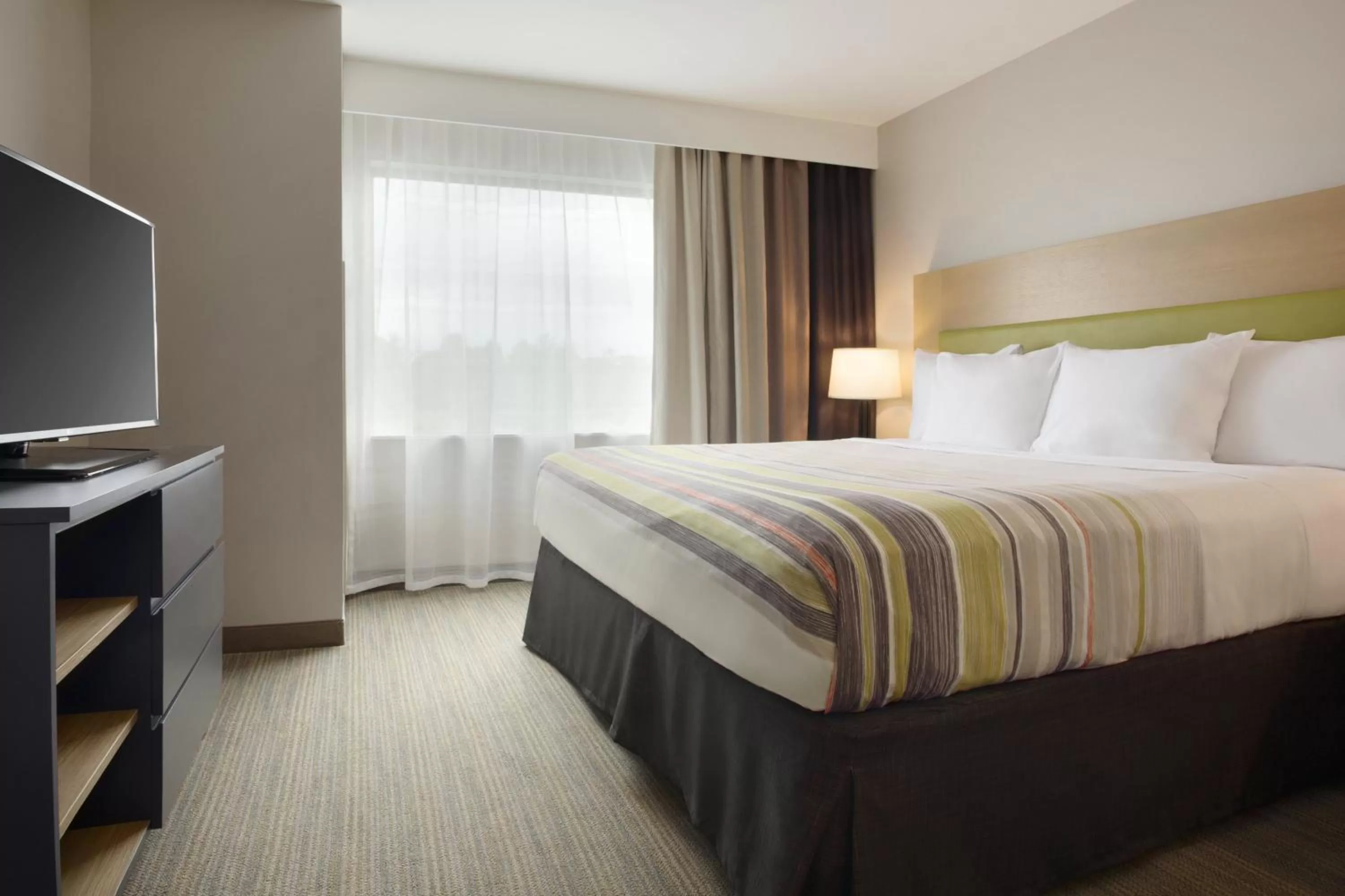 Bedroom, Bed in Country Inn & Suites by Radisson Asheville River Arts District