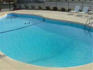 Swimming pool in Knights Inn Mount Airy