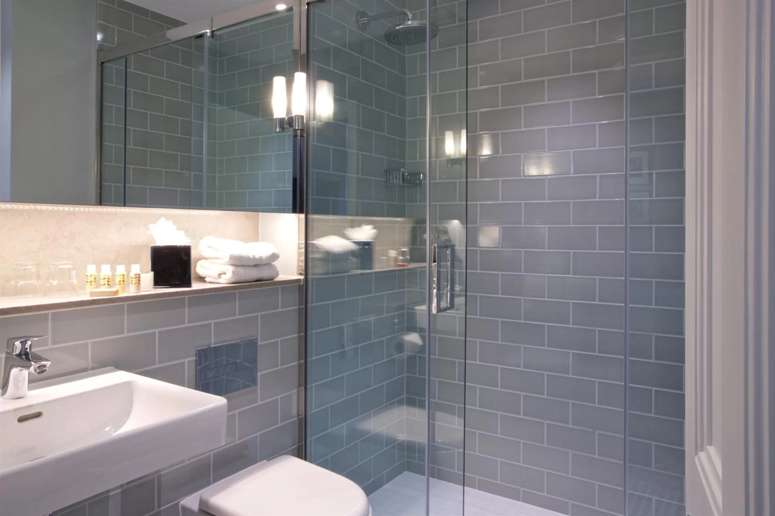 Shower in 54 Queen's Gate Hotel