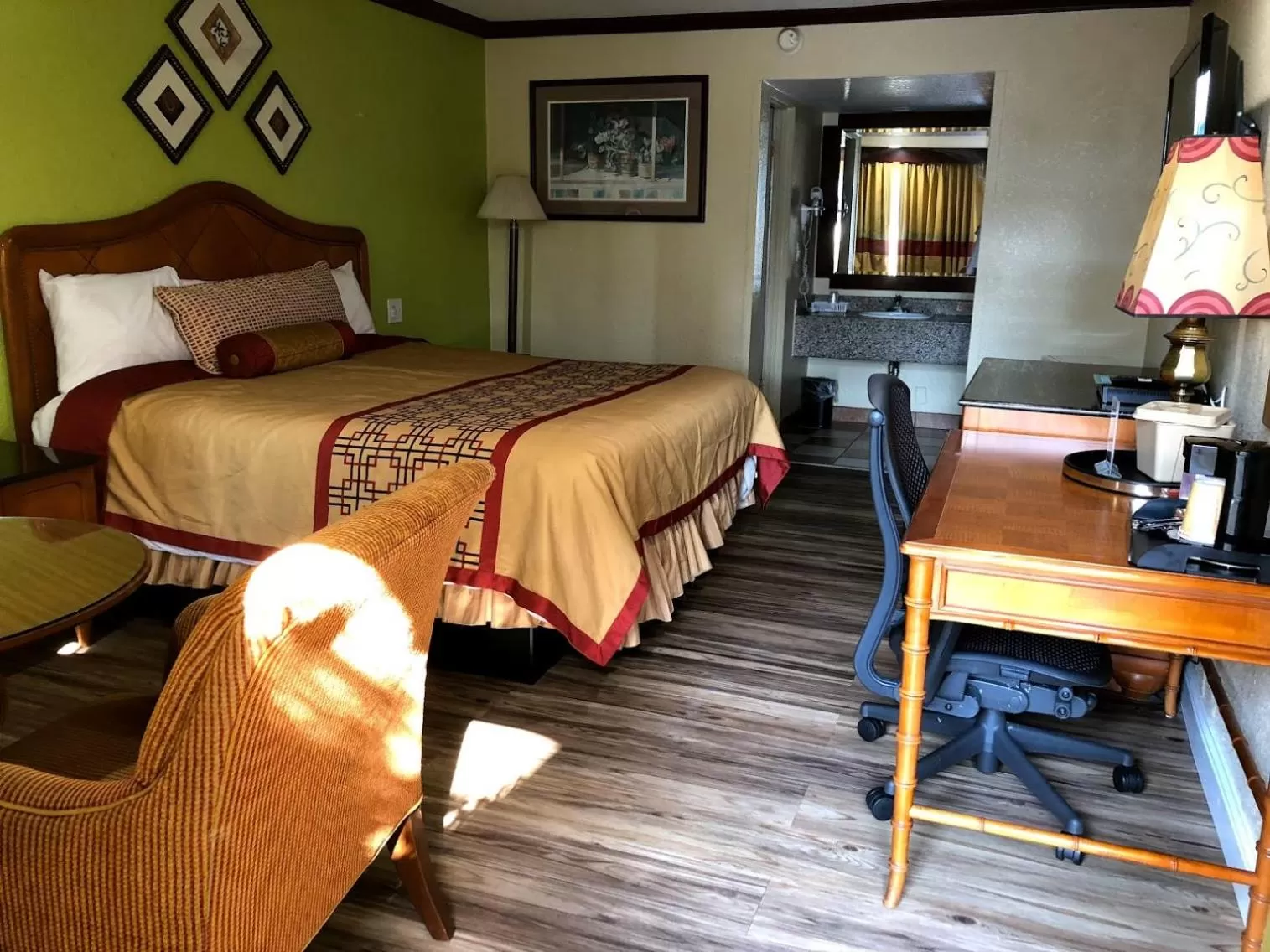 Shower, Bed in Imperial Inn Oakland