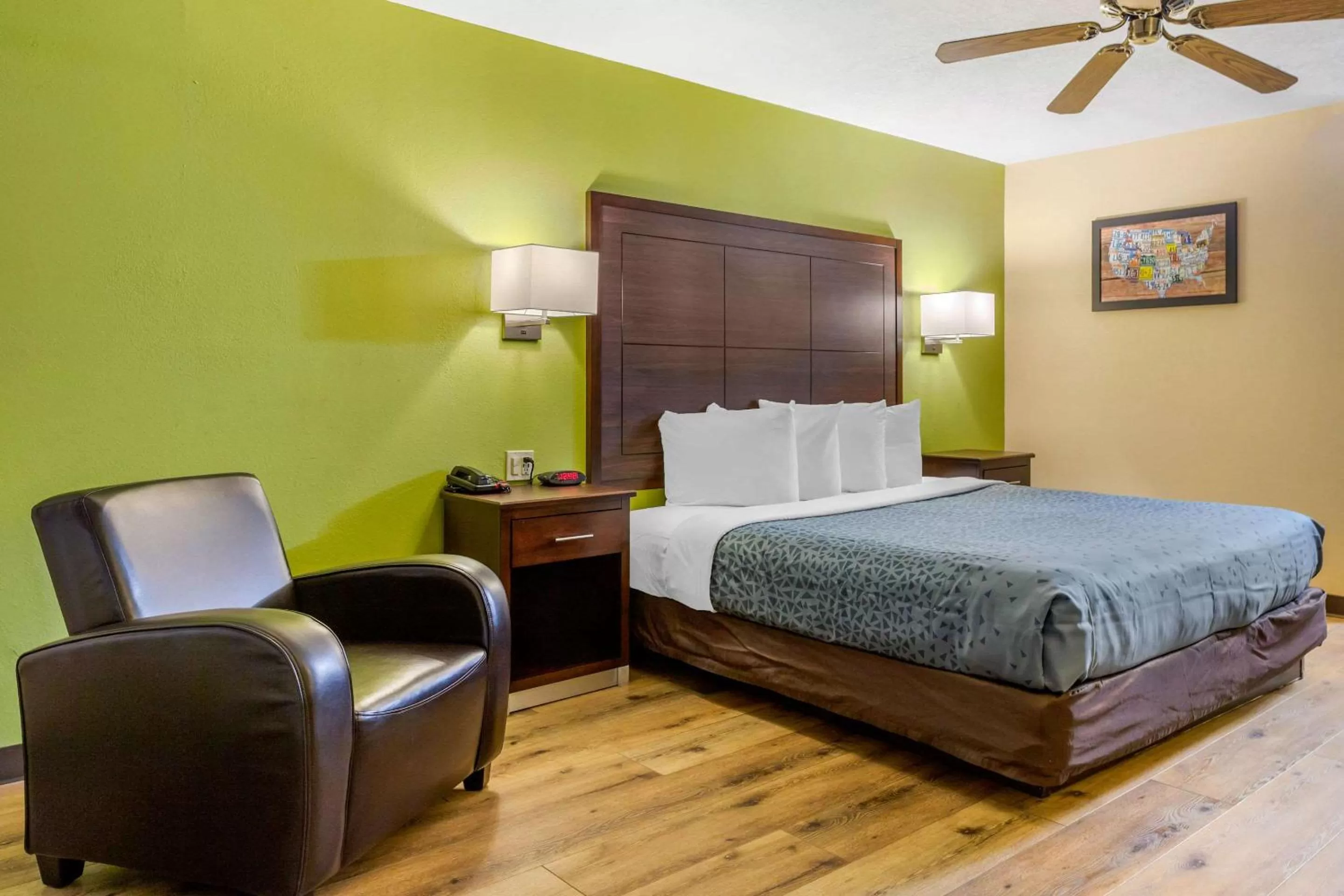 Photo of the whole room, Bed in Econo Lodge West - Coors Blvd