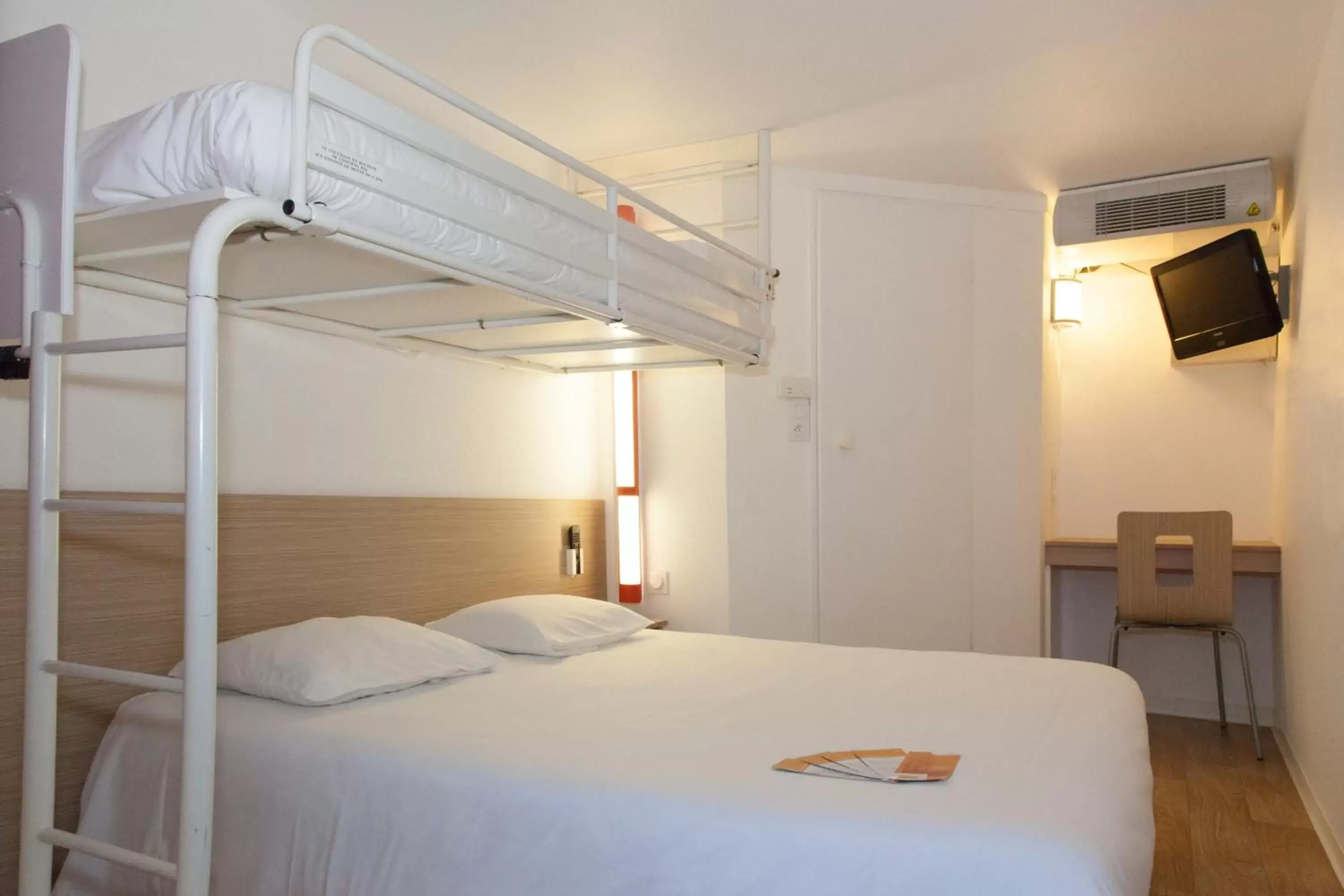 Triple Room (1 Double Bed + 1 Single Bed) in Premiere Classe Saint Malo St Jouan Des Guerets Triple Room (1 Double Bed + 1 Single Bed) in Premiere Classe Saint Malo St Jouan Des Guerets