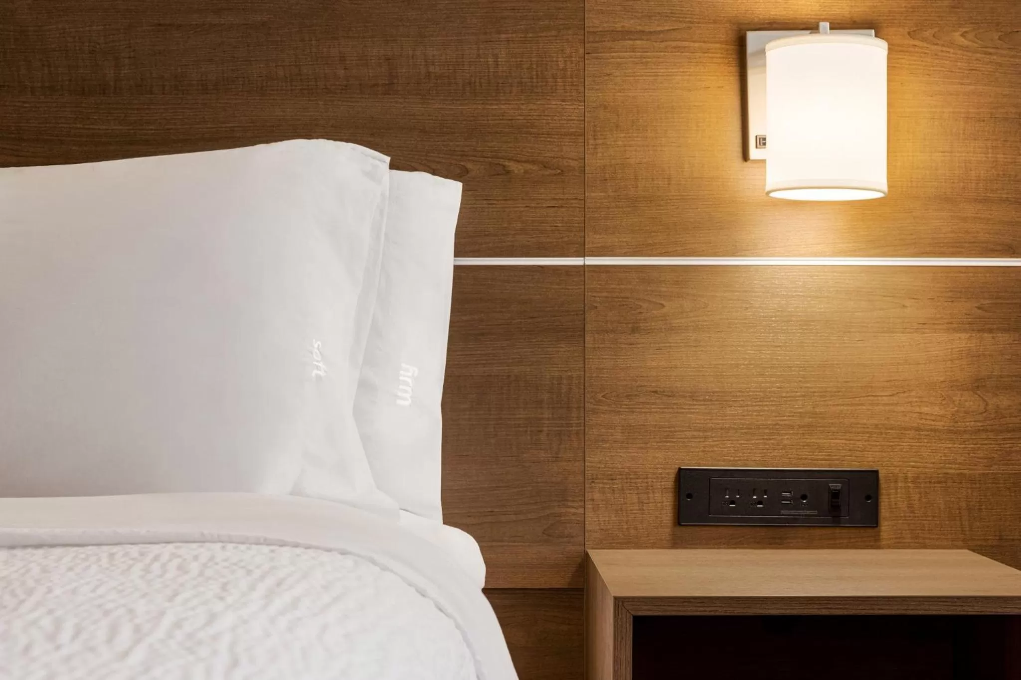 Photo of the whole room, Bed in Holiday Inn Express Vancouver-Metrotown (Burnaby)