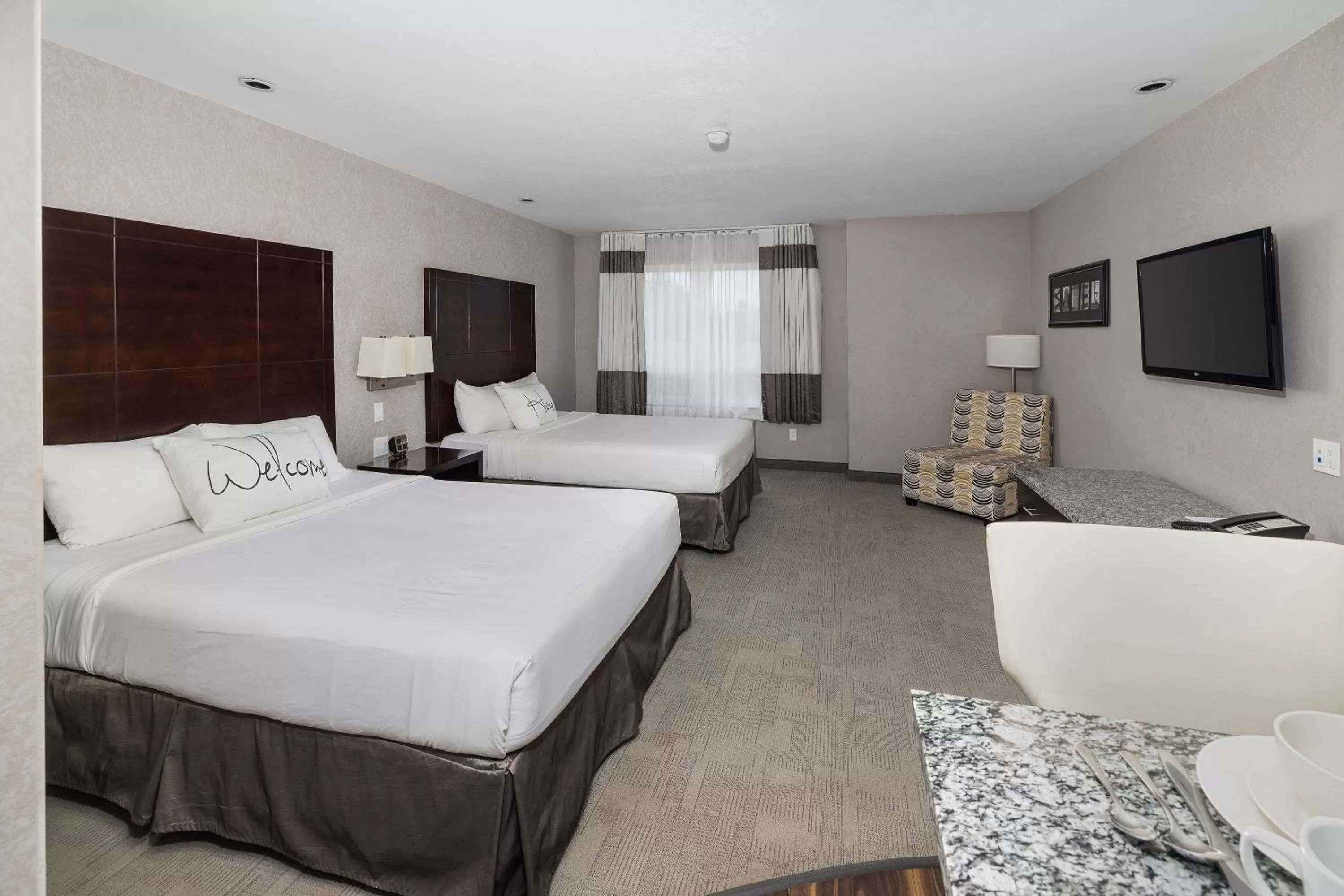 Photo of the whole room, Bed in Home Inn & Suites Yorkton