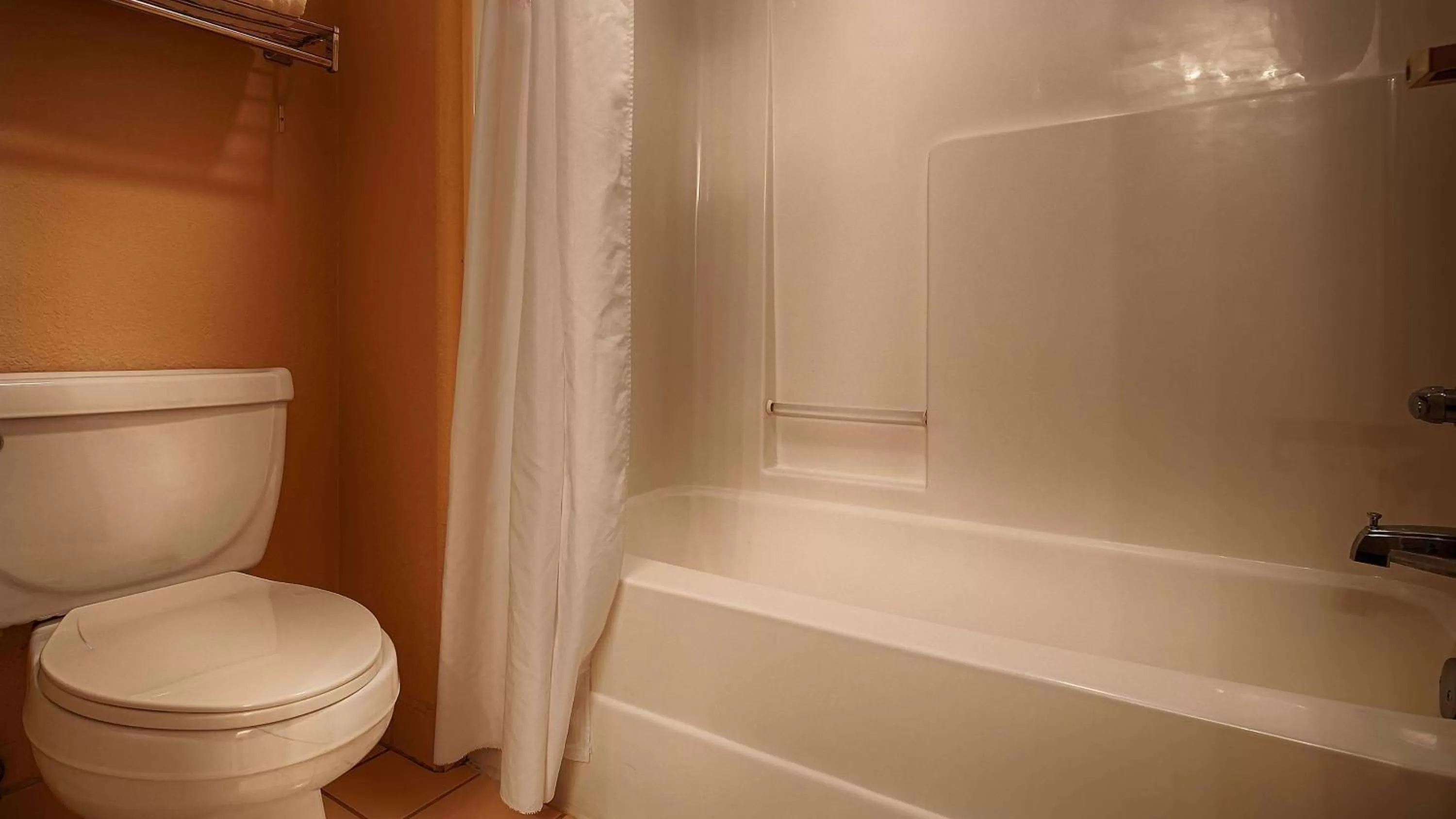 King Room with Bath Tub - Disability Access Room/Non-Smoking in Best Western Bayou Inn