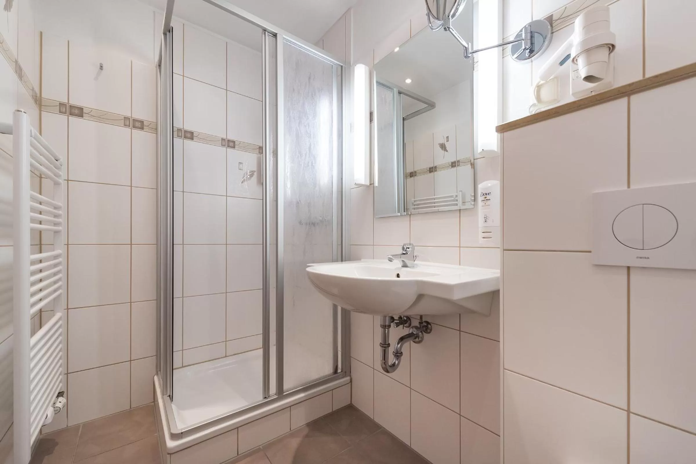 Shower, Bathroom in Strandhotel zur Promenade