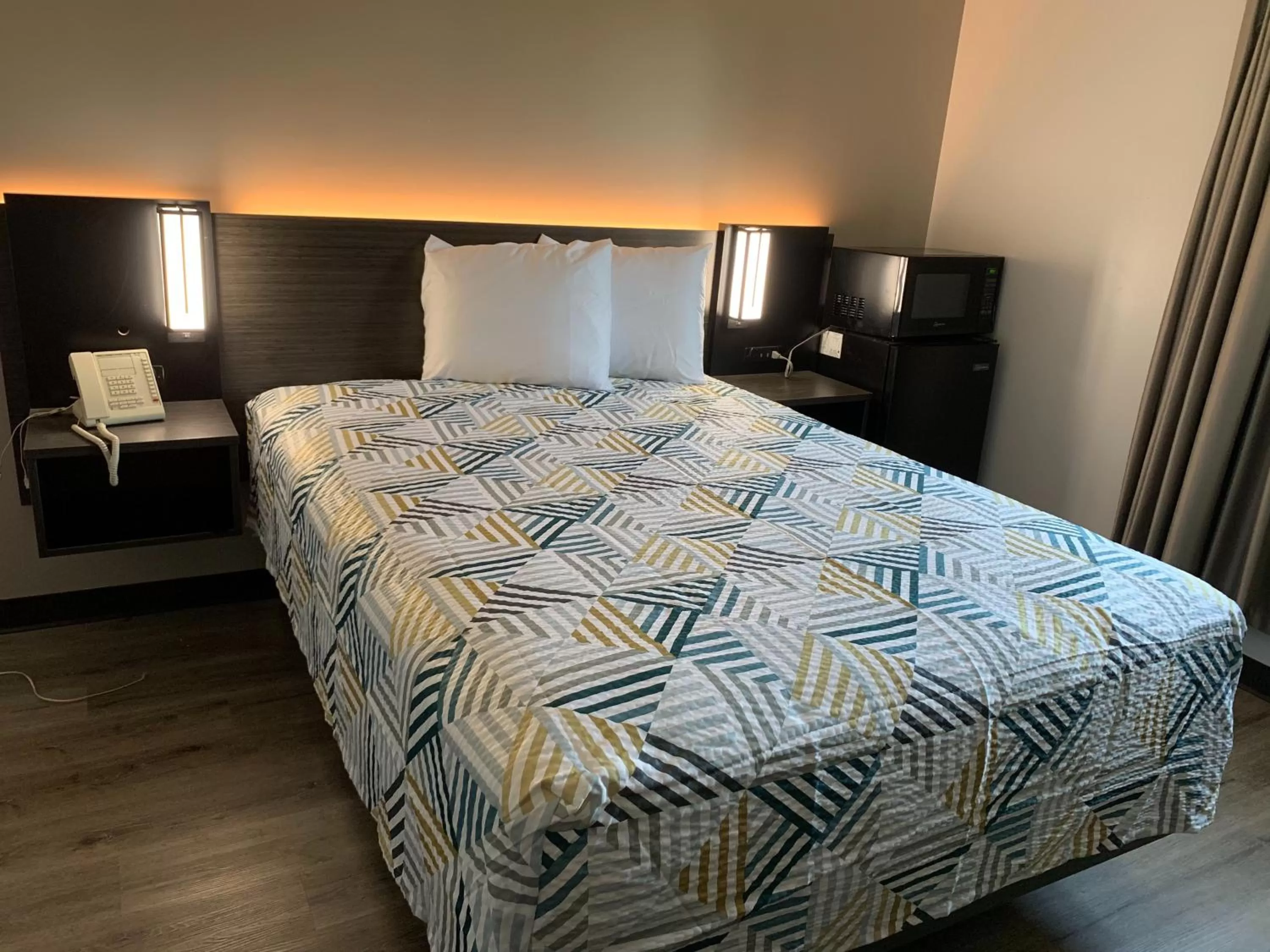 Bedroom, Bed in Studio 6 Rockford