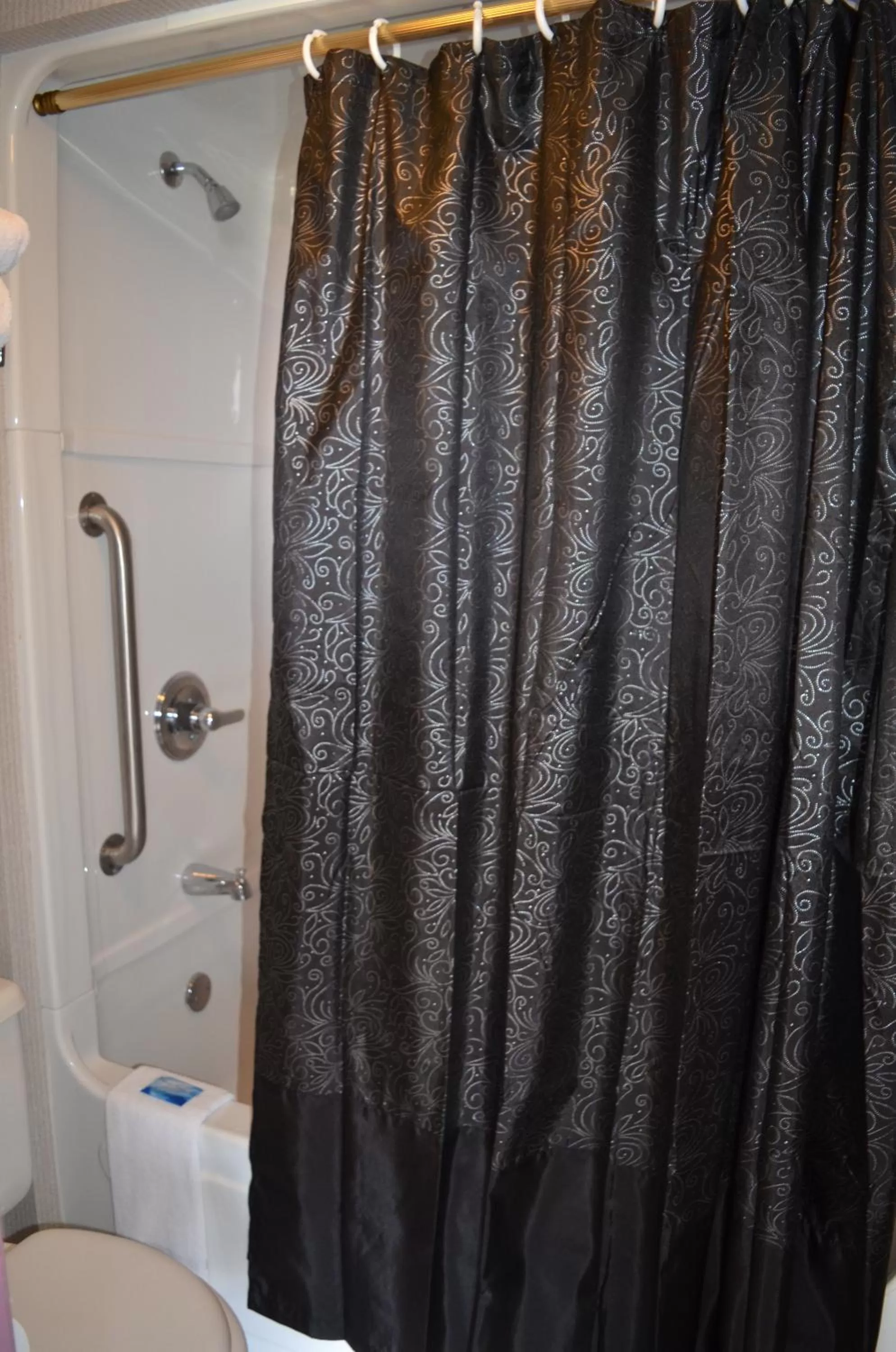 Bathroom in Rivergate Mountain Lodge