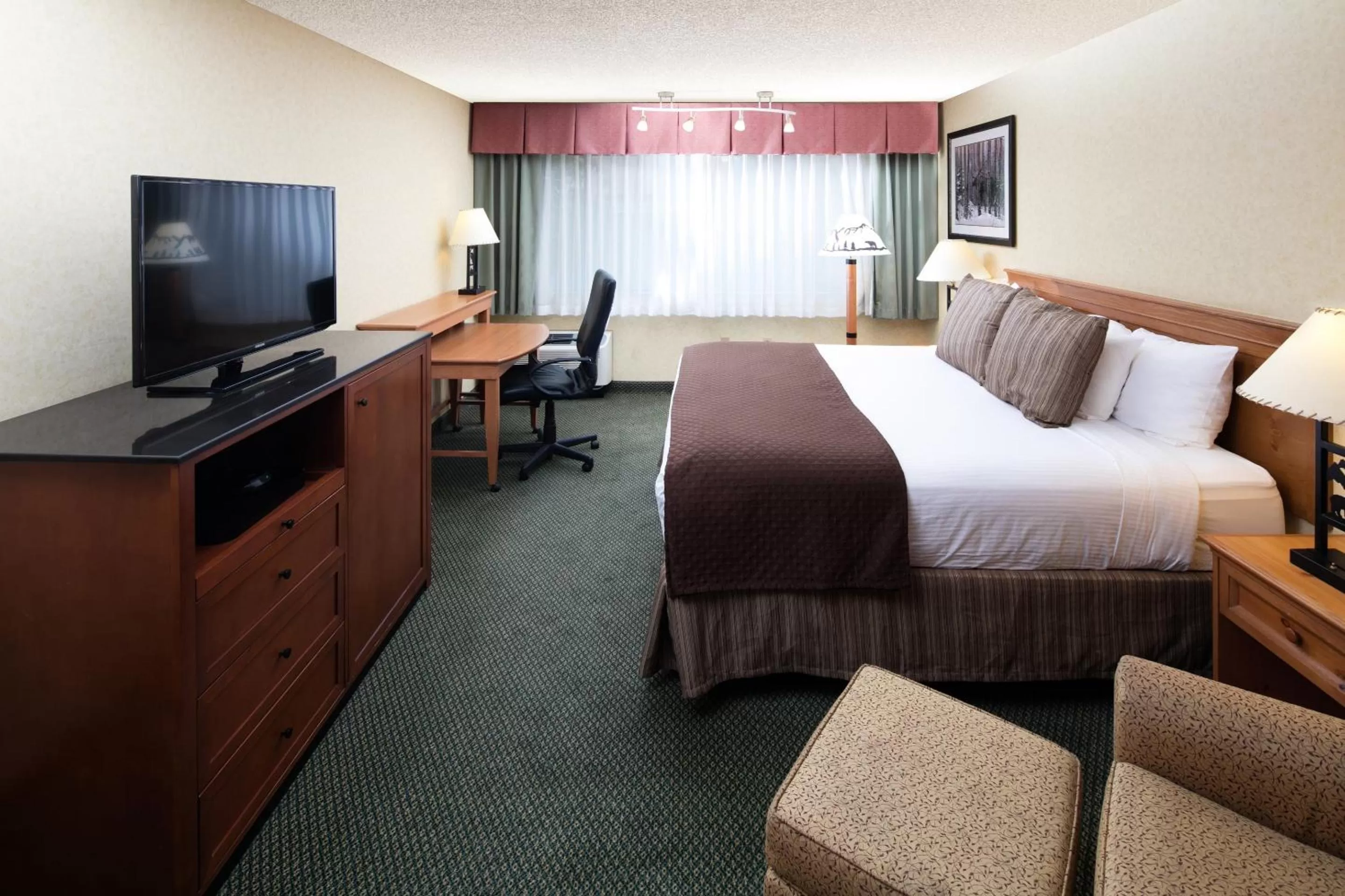 Bedroom, Bed in Red Lion Hotel Kalispell