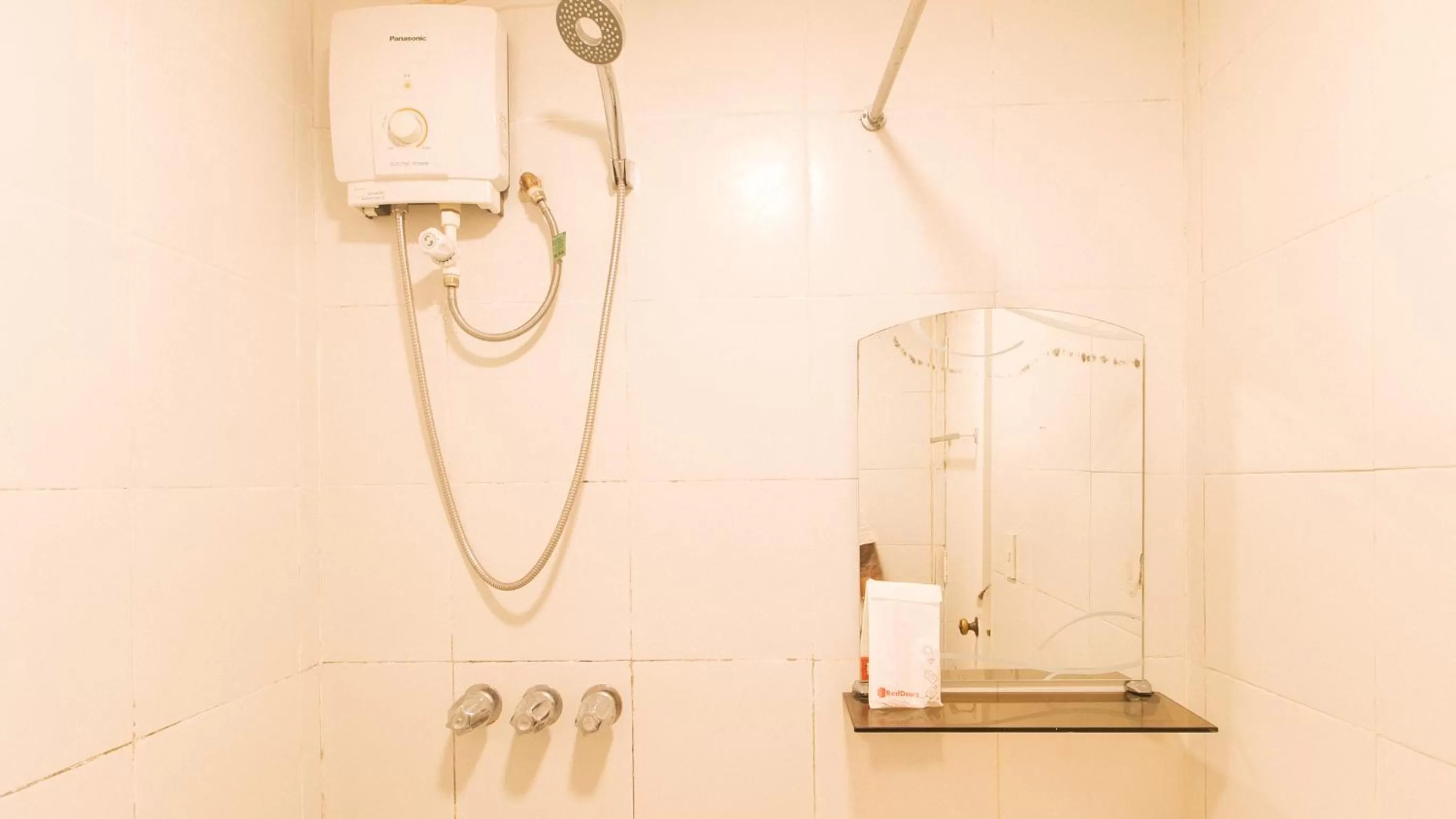 Shower, Bathroom in RedDoorz Premium near Greenbelt Makati - Vaccinated Staff