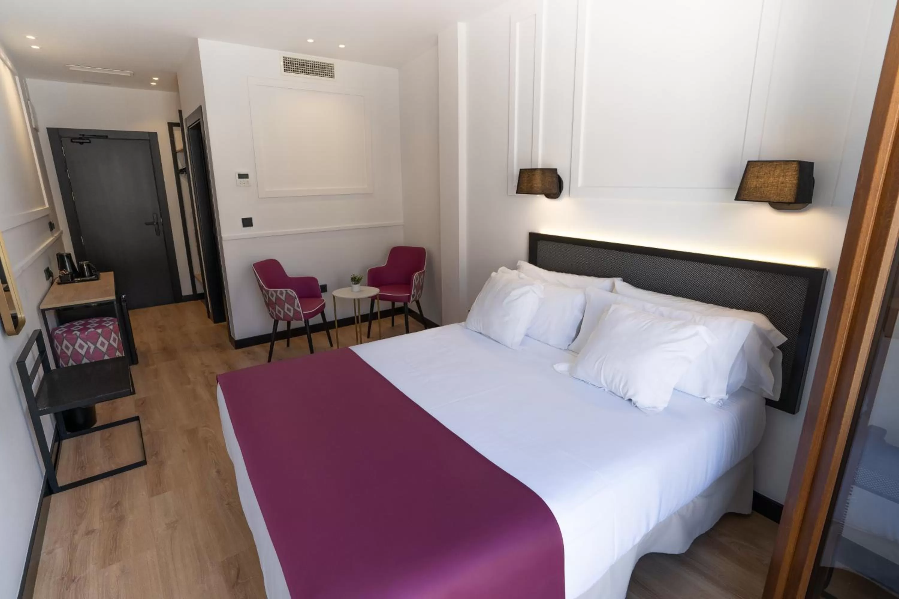 Photo of the whole room, Bed in Hotel Boutique Puerta de las Granadas