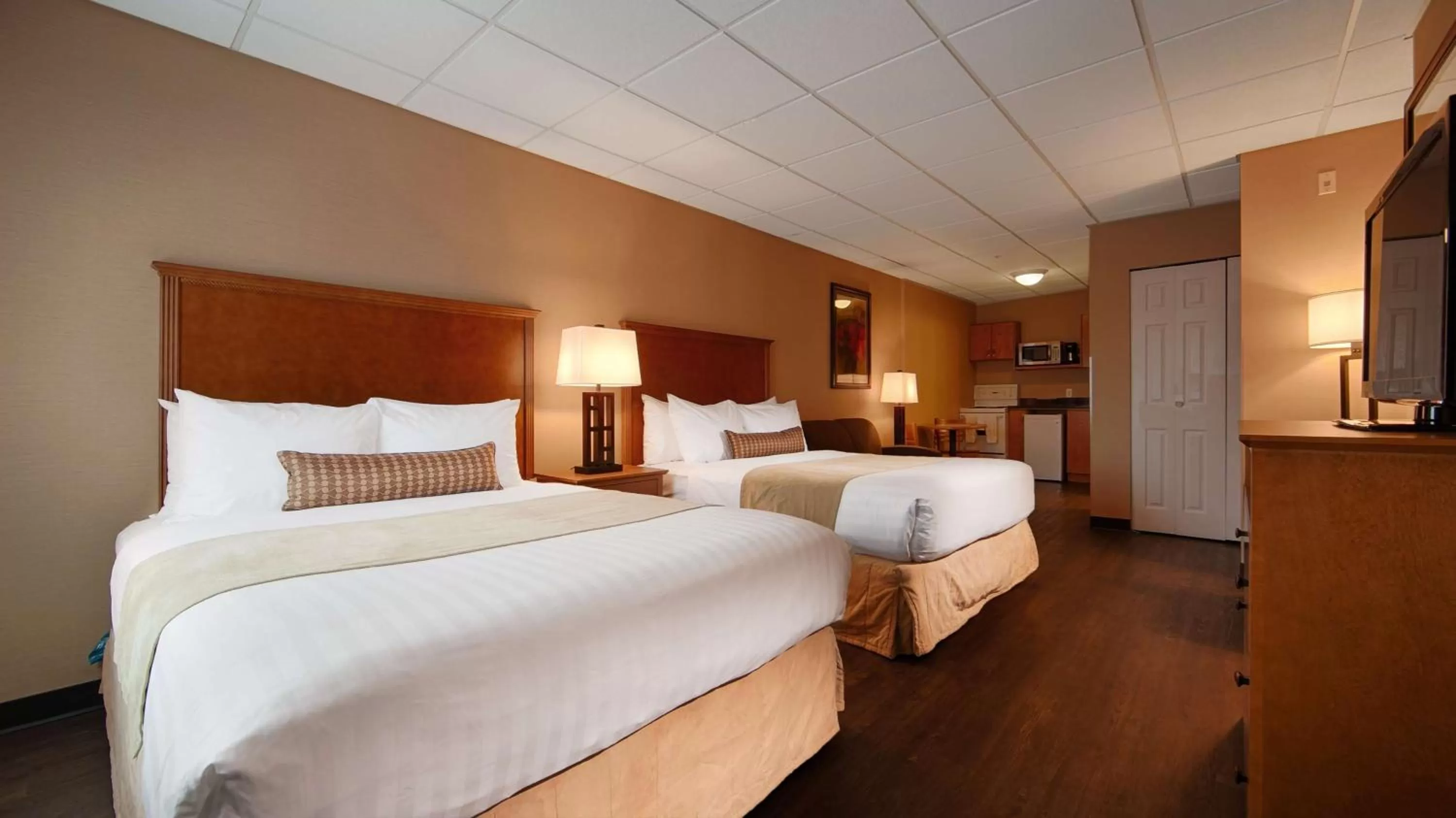 Bedroom, Bed in Best Western PLUS Mission City Lodge