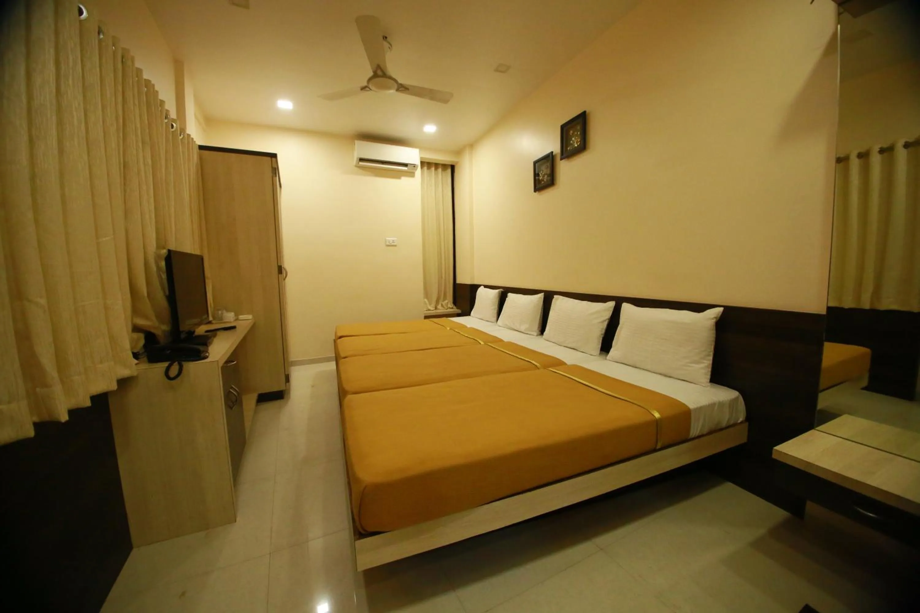 Bedroom, Bed in Hotel Madhuri Executive