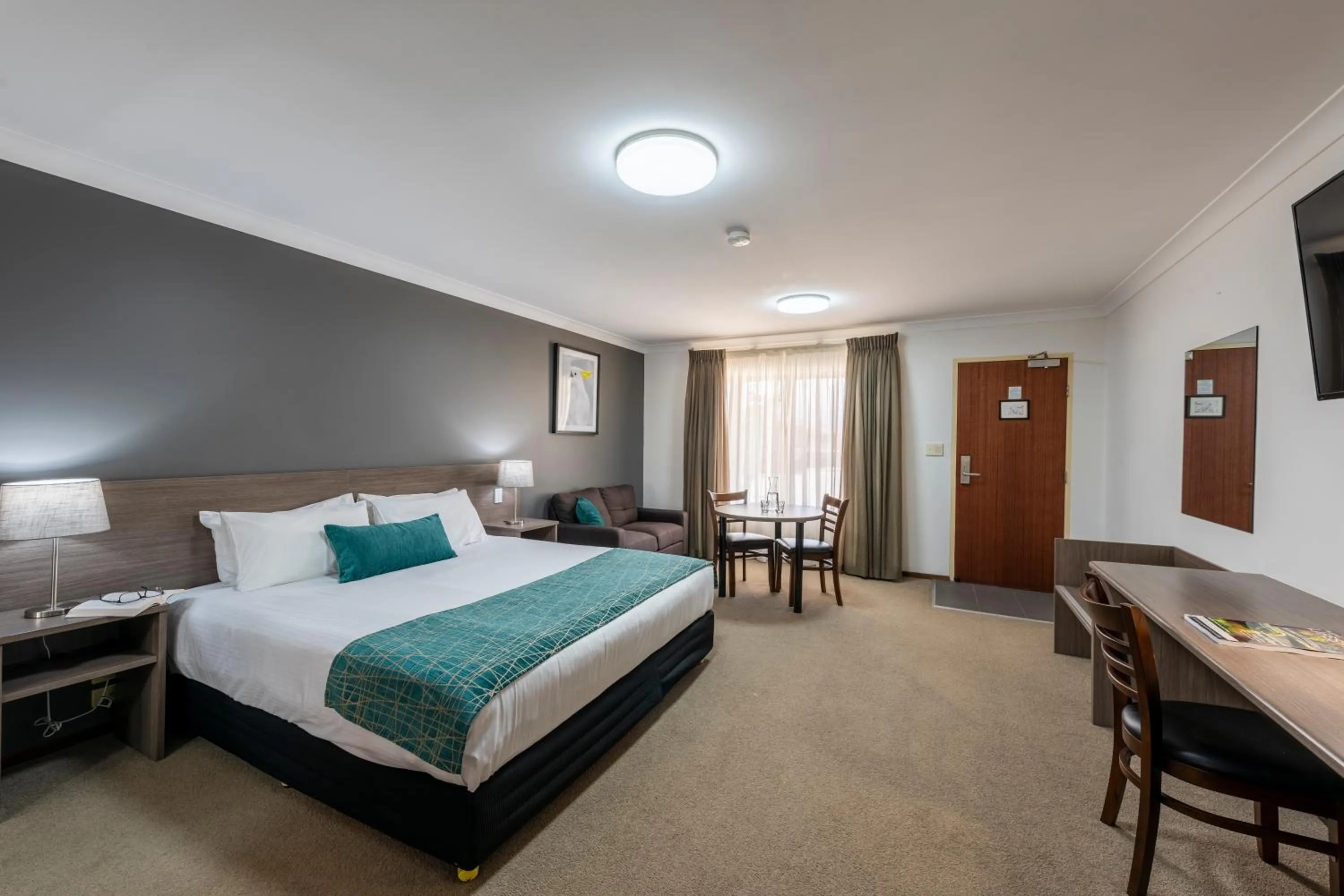 Photo of the whole room, Bed in Best Western Plus Ambassador Orange