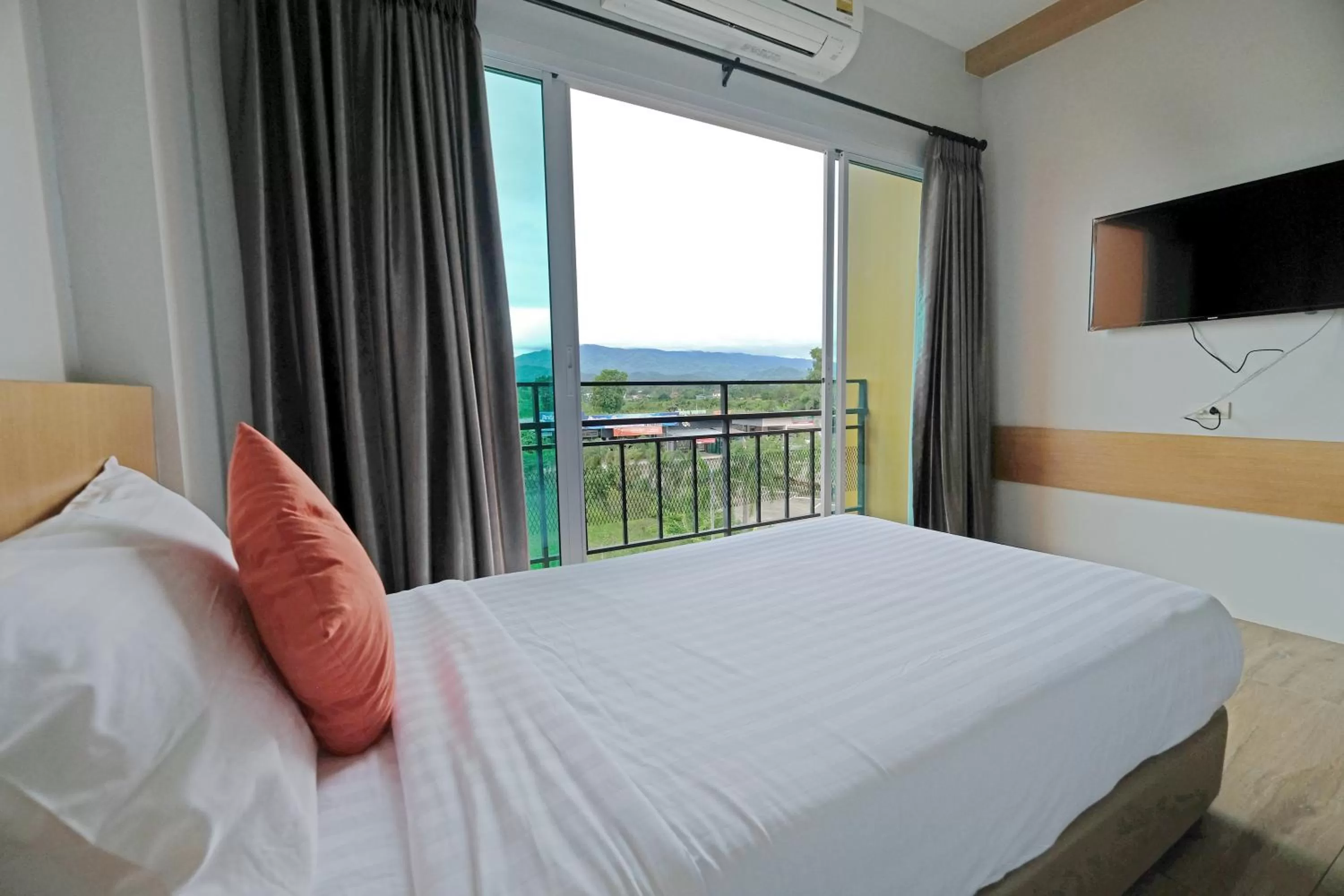 Shower, Bed in Sleeping Tree Hotel