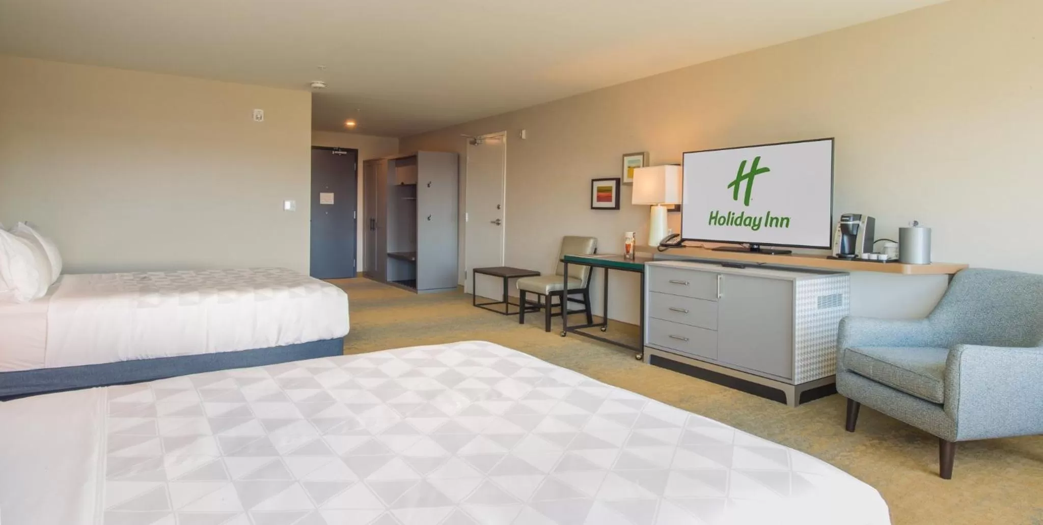 Photo of the whole room, Bed in Holiday Inn Edmonton South - Evario Events by IHG