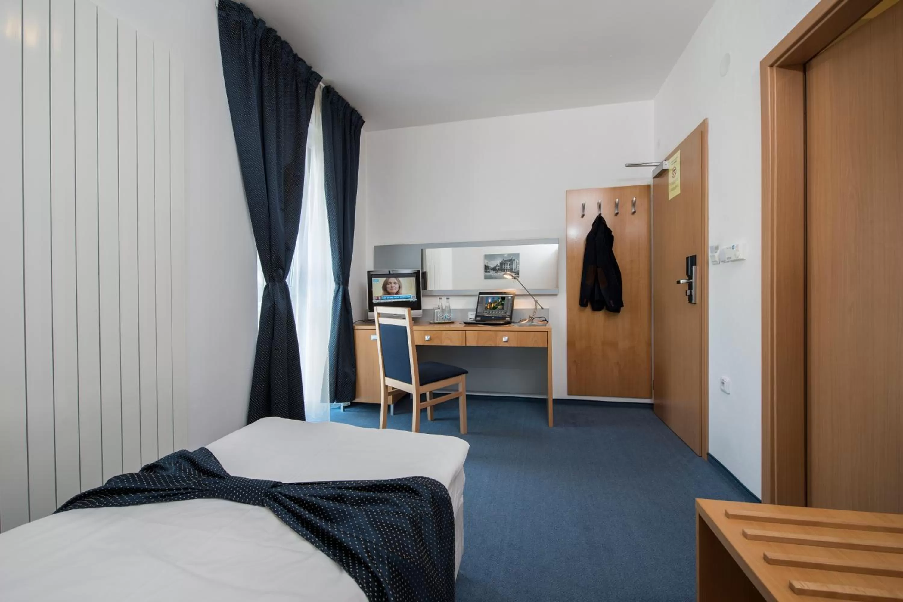 TV and multimedia, Bed in Felicity Garni Hotel