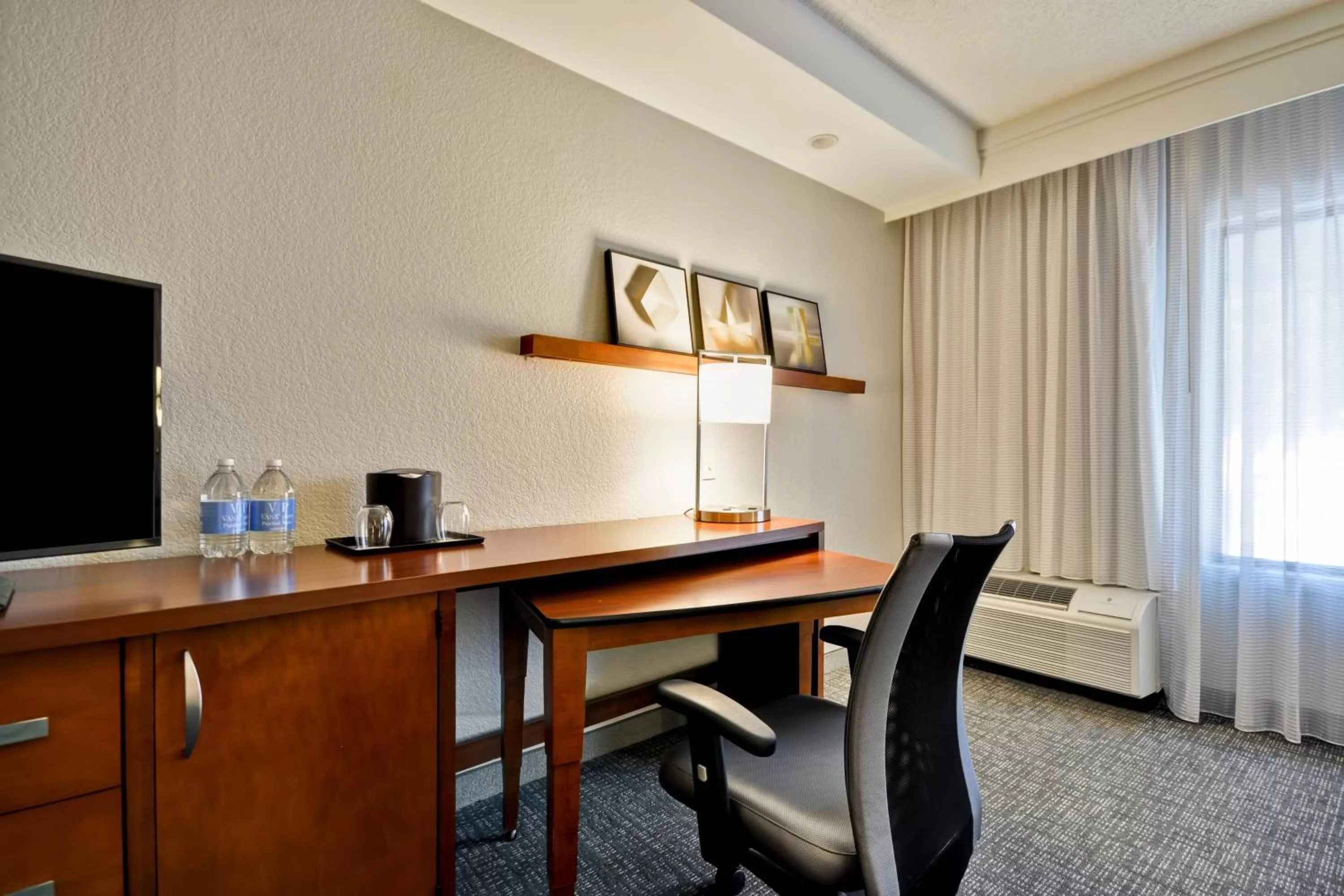 Photo of the whole room in Courtyard Dallas Medical Market Center