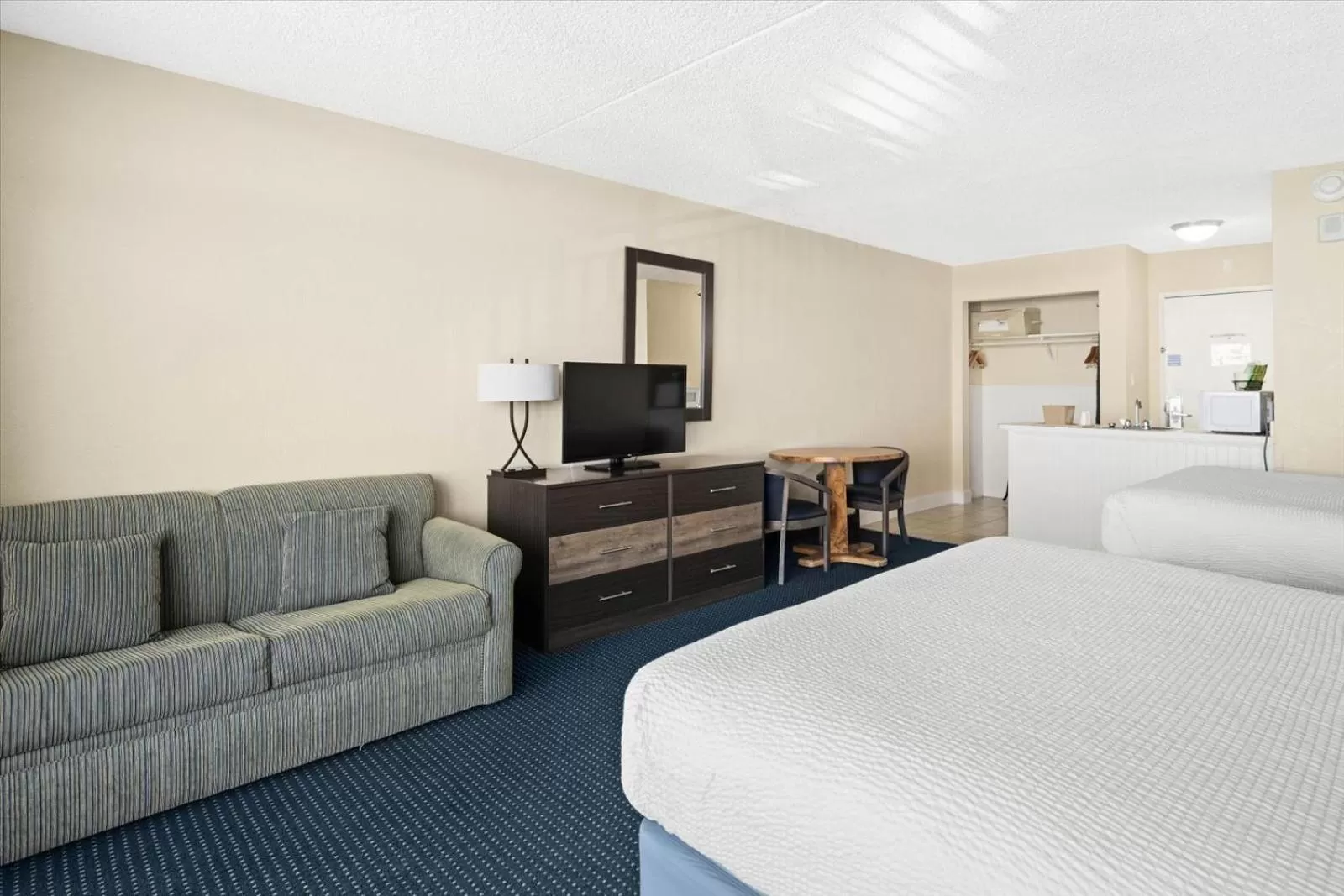 Seating area, Bed in Carousel Resort Hotel and Condominiums