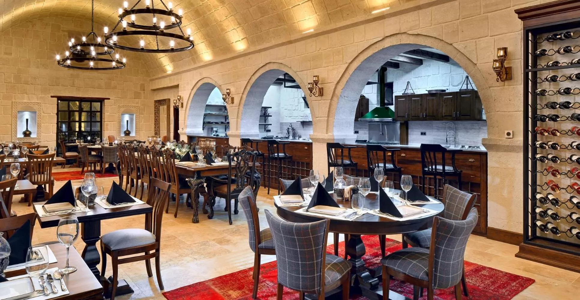 Restaurant/places to eat in Seraphim Cave Suites & SPA