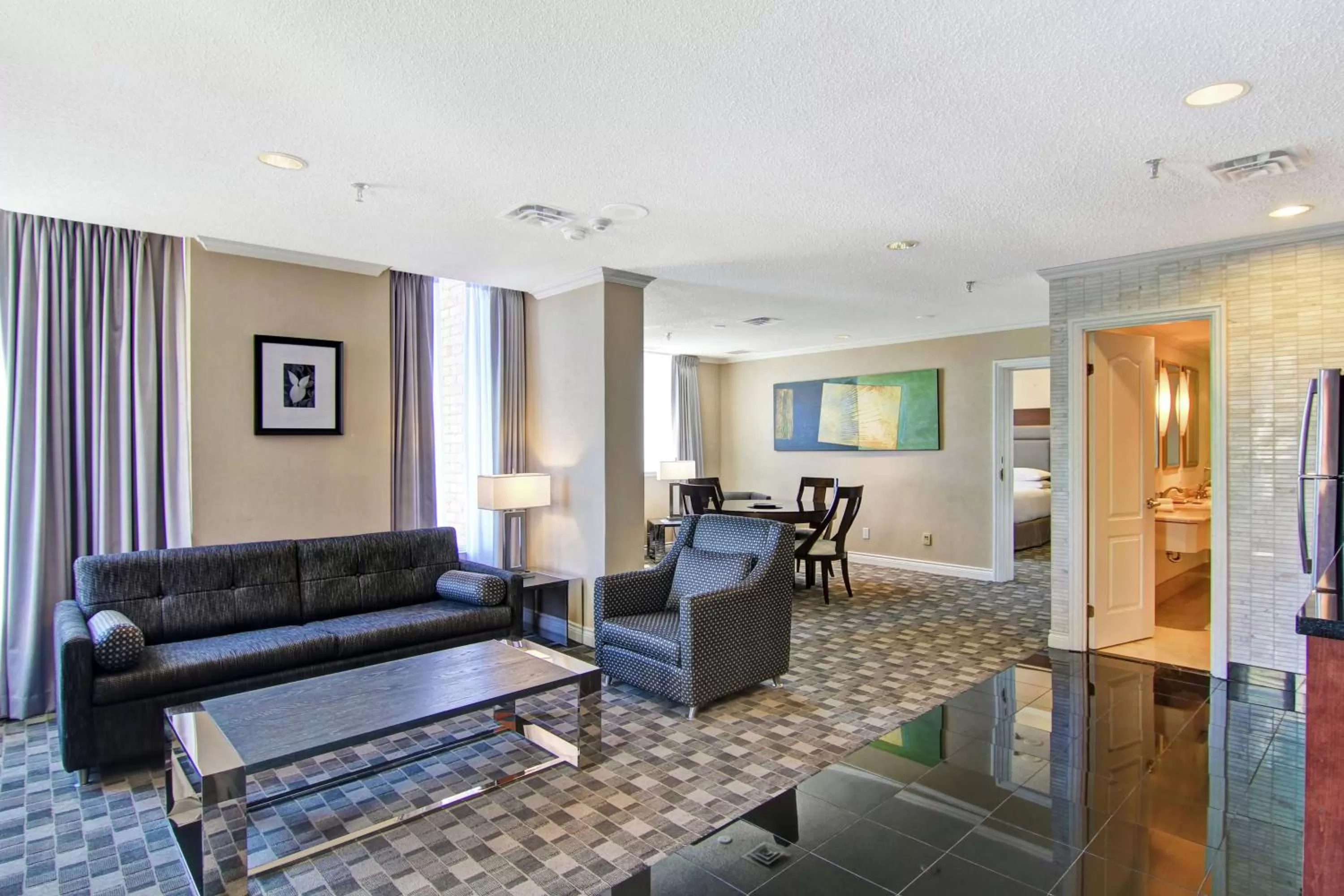 Living room in DoubleTree by Hilton Toronto Downtown