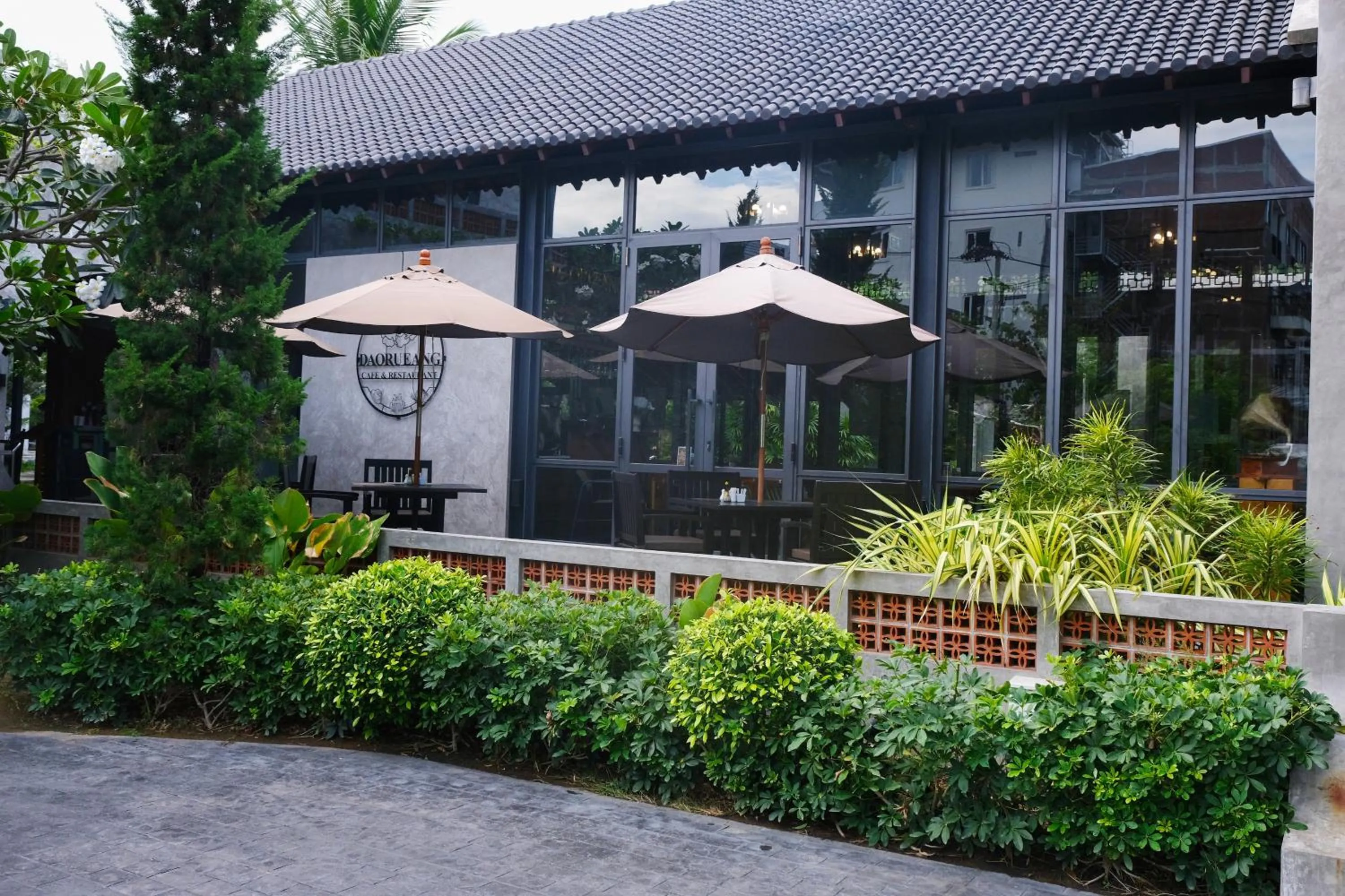 Restaurant/places to eat in R-Mar Resort and Spa Patong, Phuket