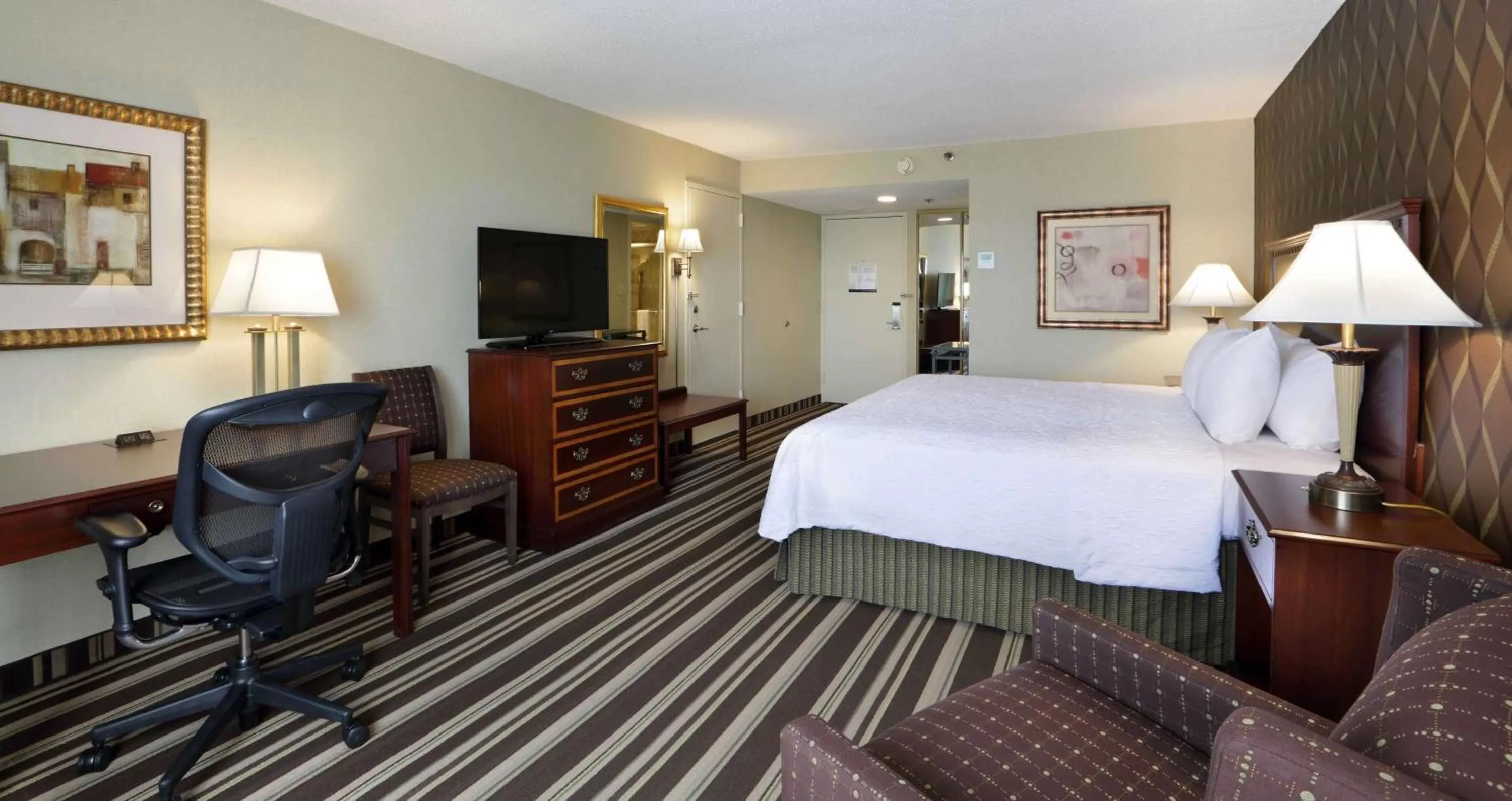 Bedroom, Bed in Hampton Inn Boston-Natick