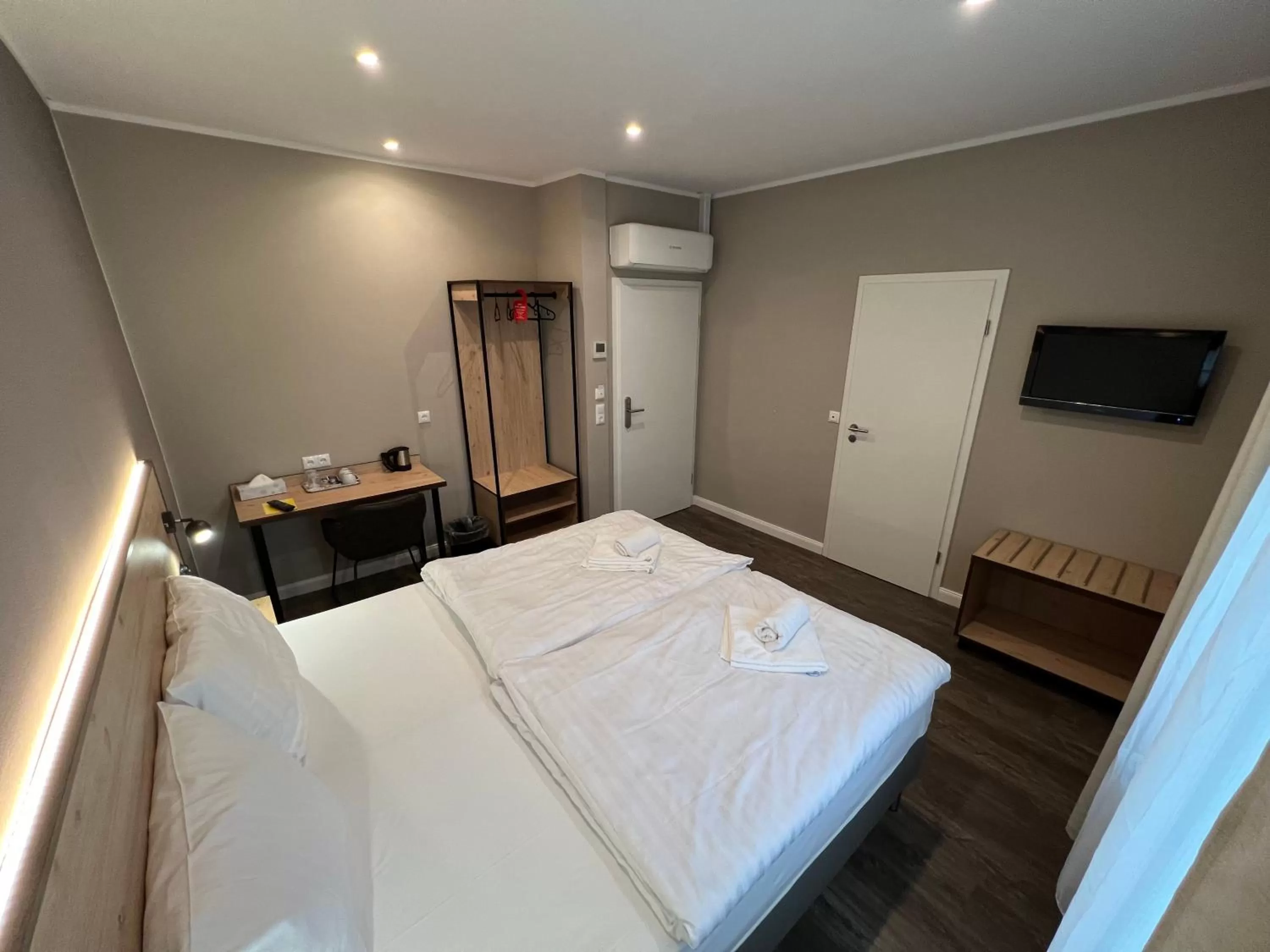 Bed in JJ Hotel Hannover-City-Pension