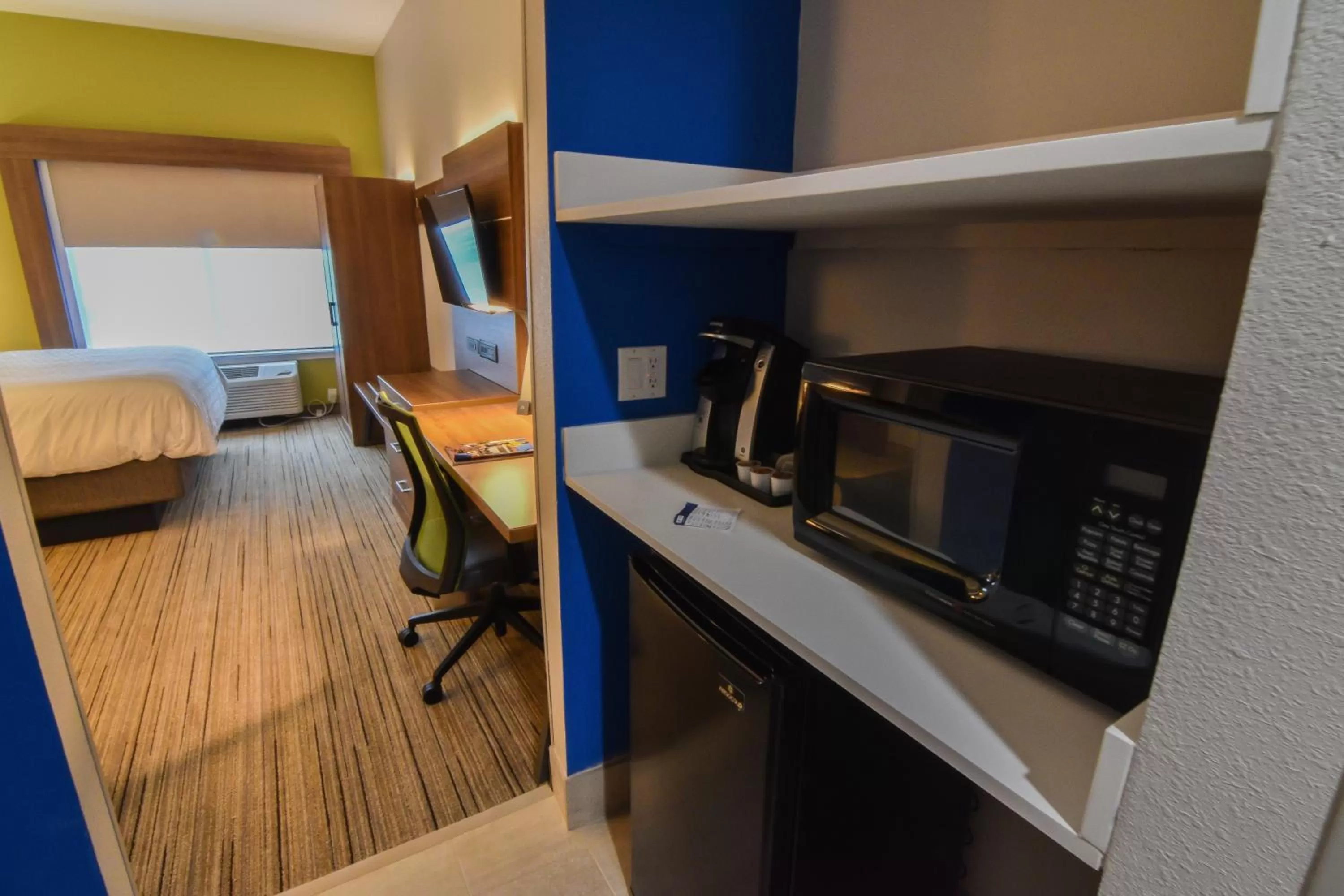 Photo of the whole room, Bed in Holiday Inn Express & Suites - Indianapolis Northwest by IHG