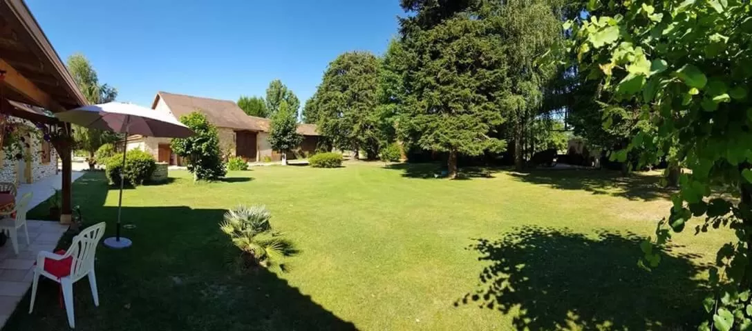 Property building, Garden in Chambres d'Hotes Carpediem